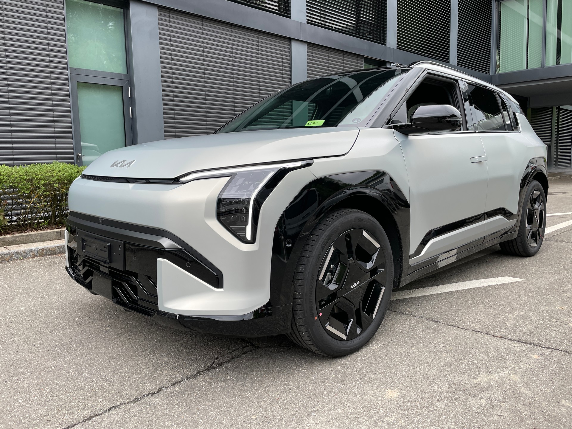 KIA EV3 81,4 kWh GT-Line Pack in Ivory Silver MATT mit Panoramadach