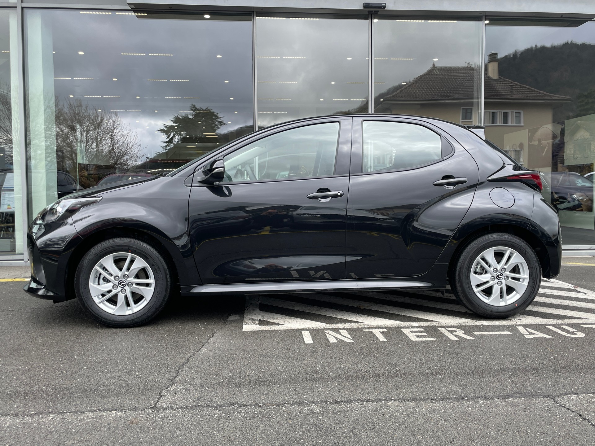 MAZDA 2 Hybrid Centre-line-showroom-element-2