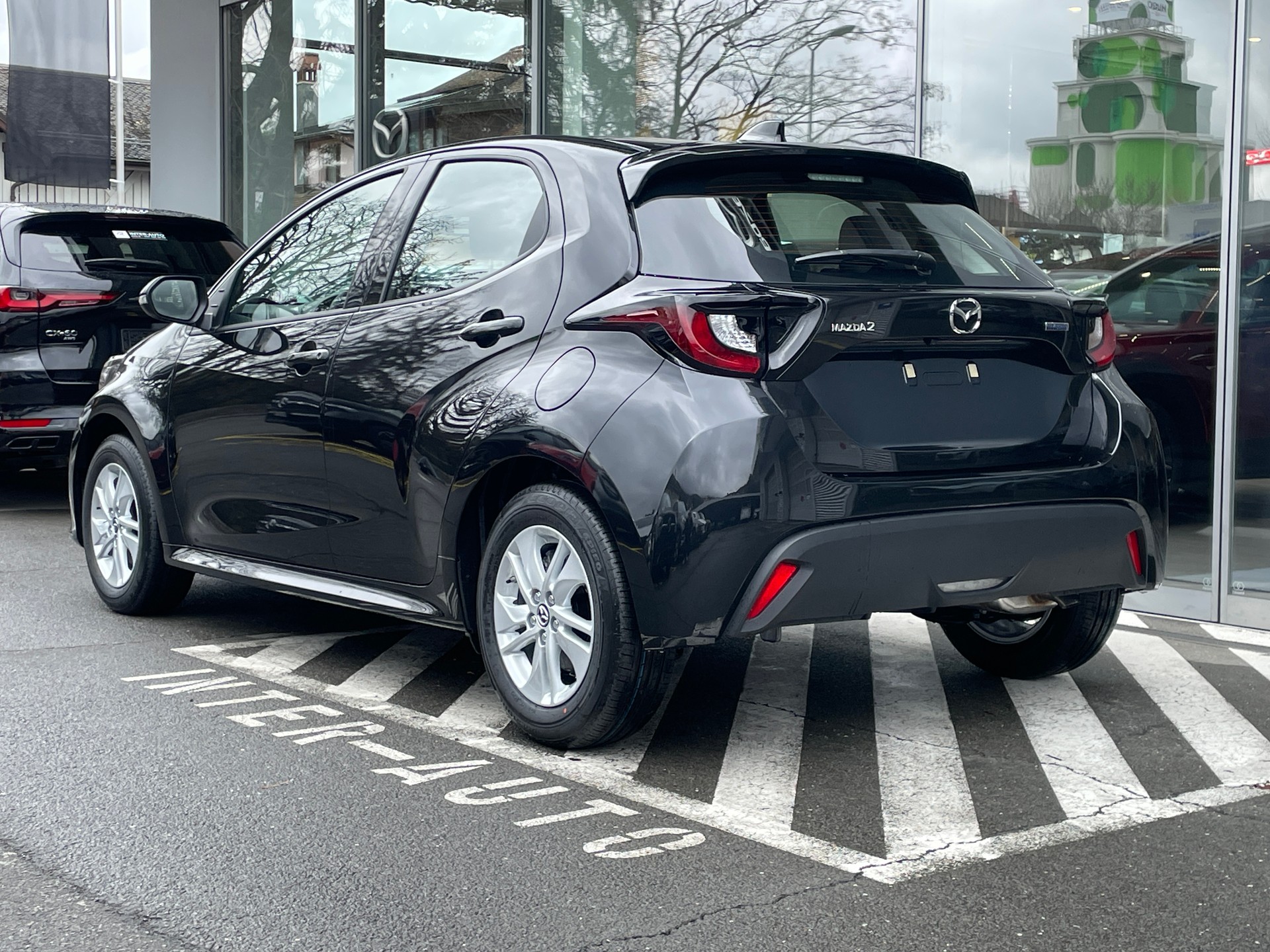 MAZDA 2 Hybrid Centre-line-showroom-element-3