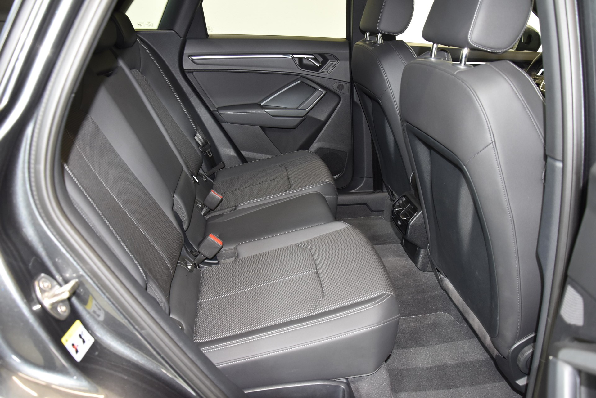 AUDI Q3 35 TFSI S Line Attraction S-tronic-image-9