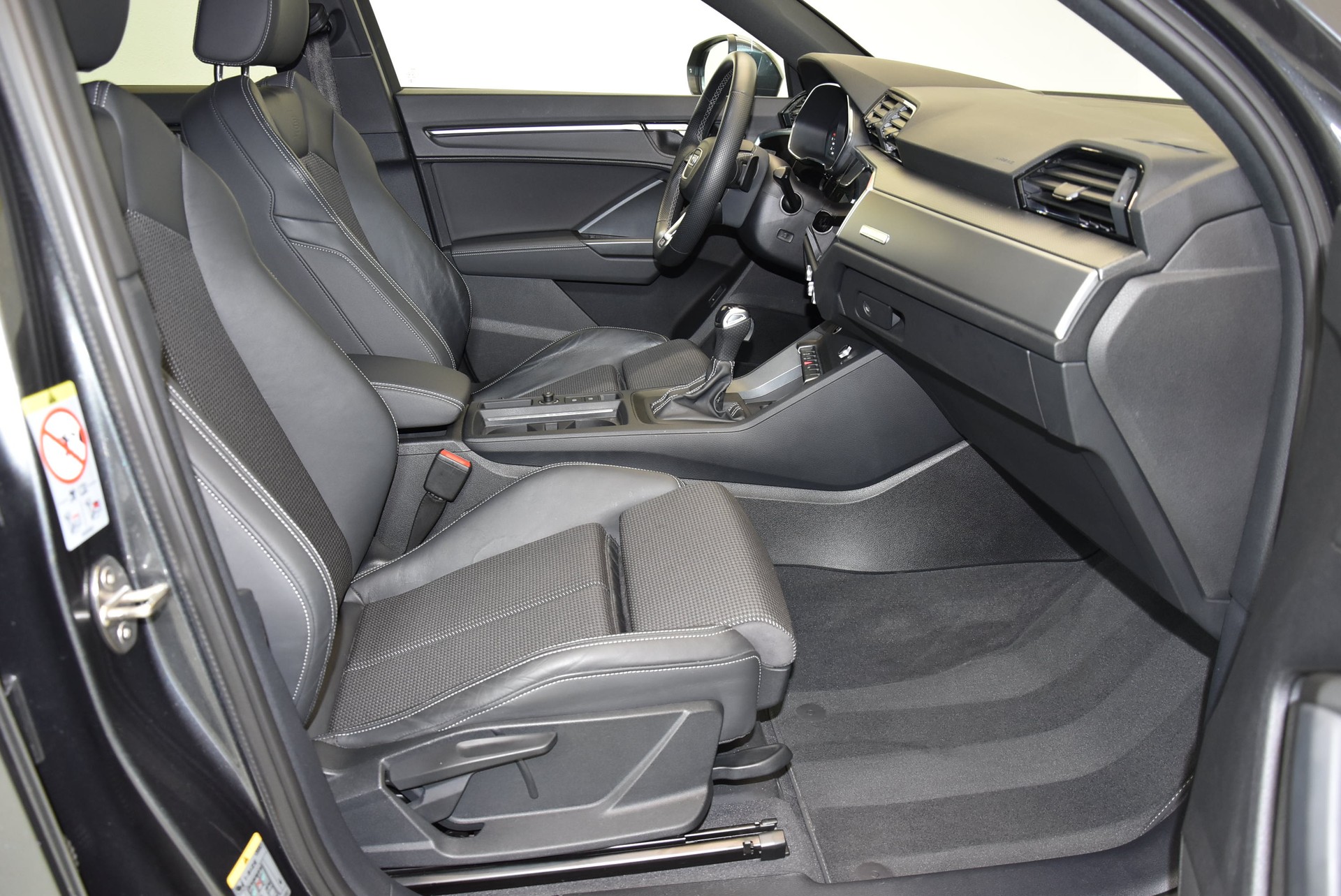 AUDI Q3 35 TFSI S Line Attraction S-tronic-image-2