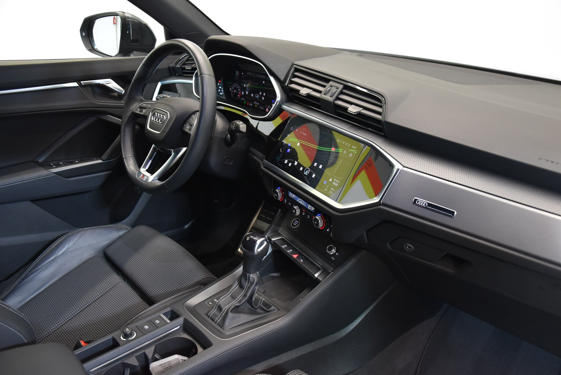 AUDI Q3 35 TFSI S Line Attraction S-tronic-image-3