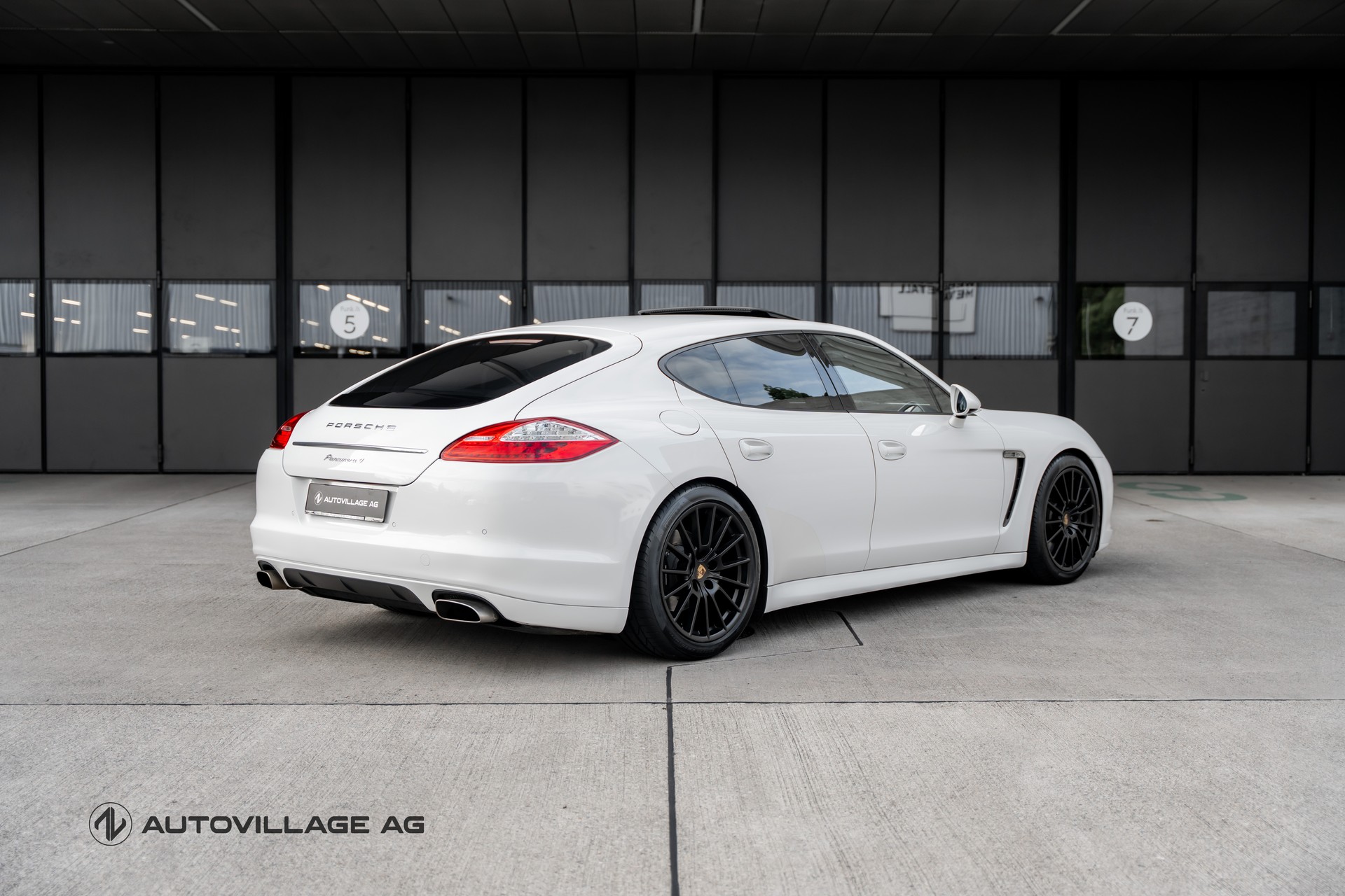 PORSCHE Panamera 4 PDK-showroom-element-1
