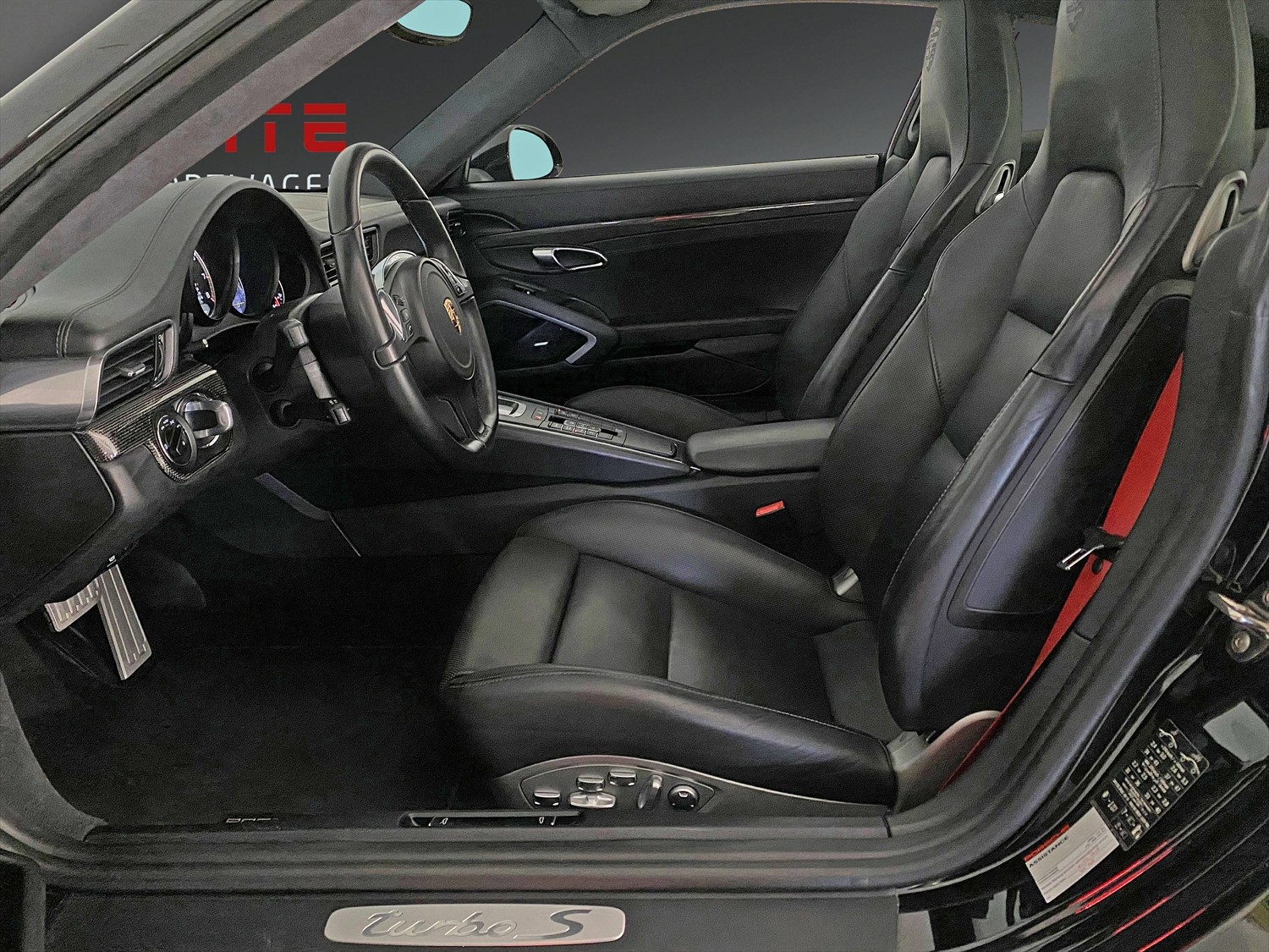PORSCHE 911 Turbo S-showroom-element-2