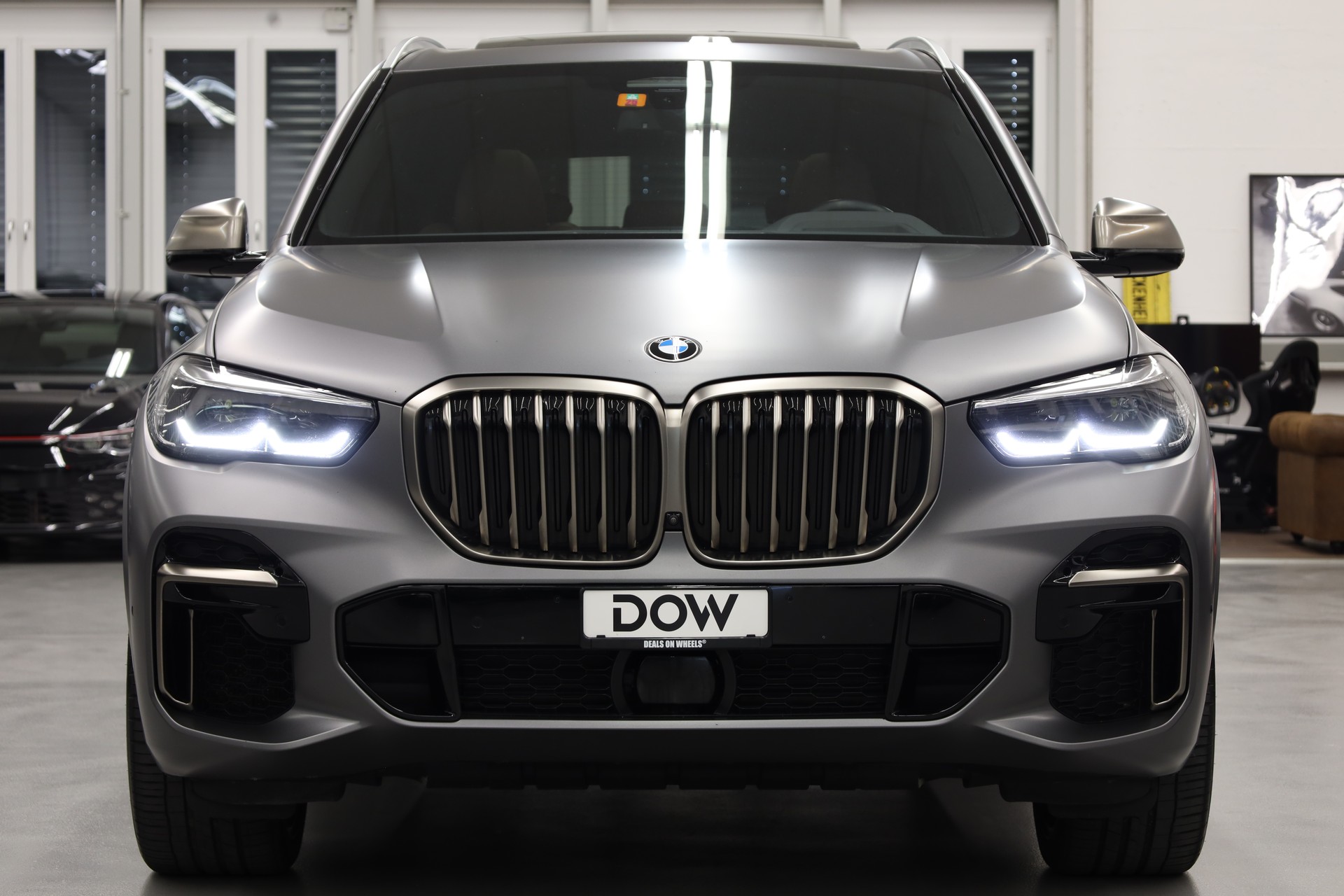 BMW X5 M50i xDrive-showroom-element-3