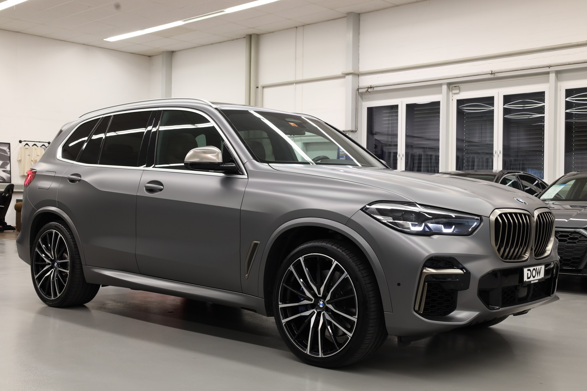 BMW X5 M50i xDrive-showroom-element-1