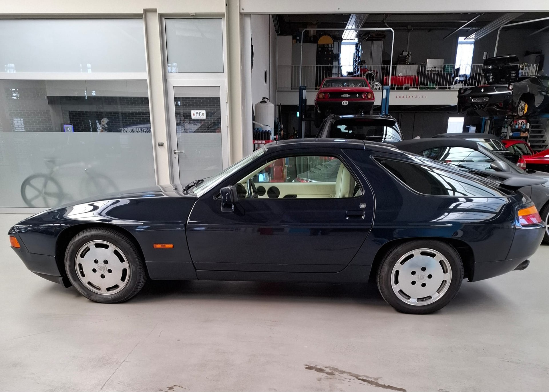 PORSCHE 928 S4