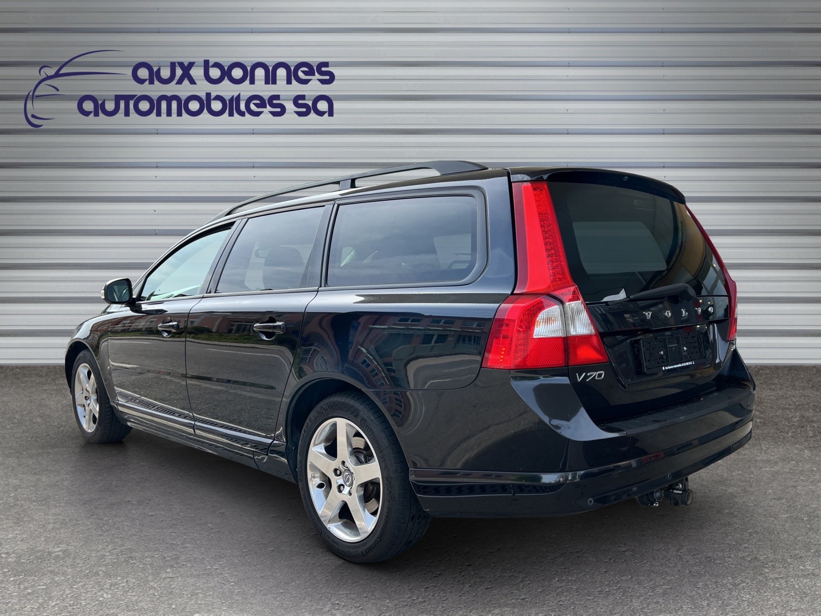 VOLVO V70 2.5T Momentum-showroom-element-1