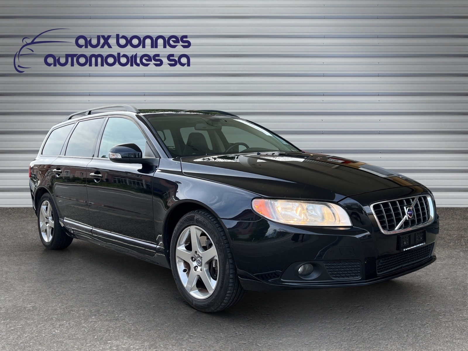 VOLVO V70 2.5T Momentum-showroom-element-2