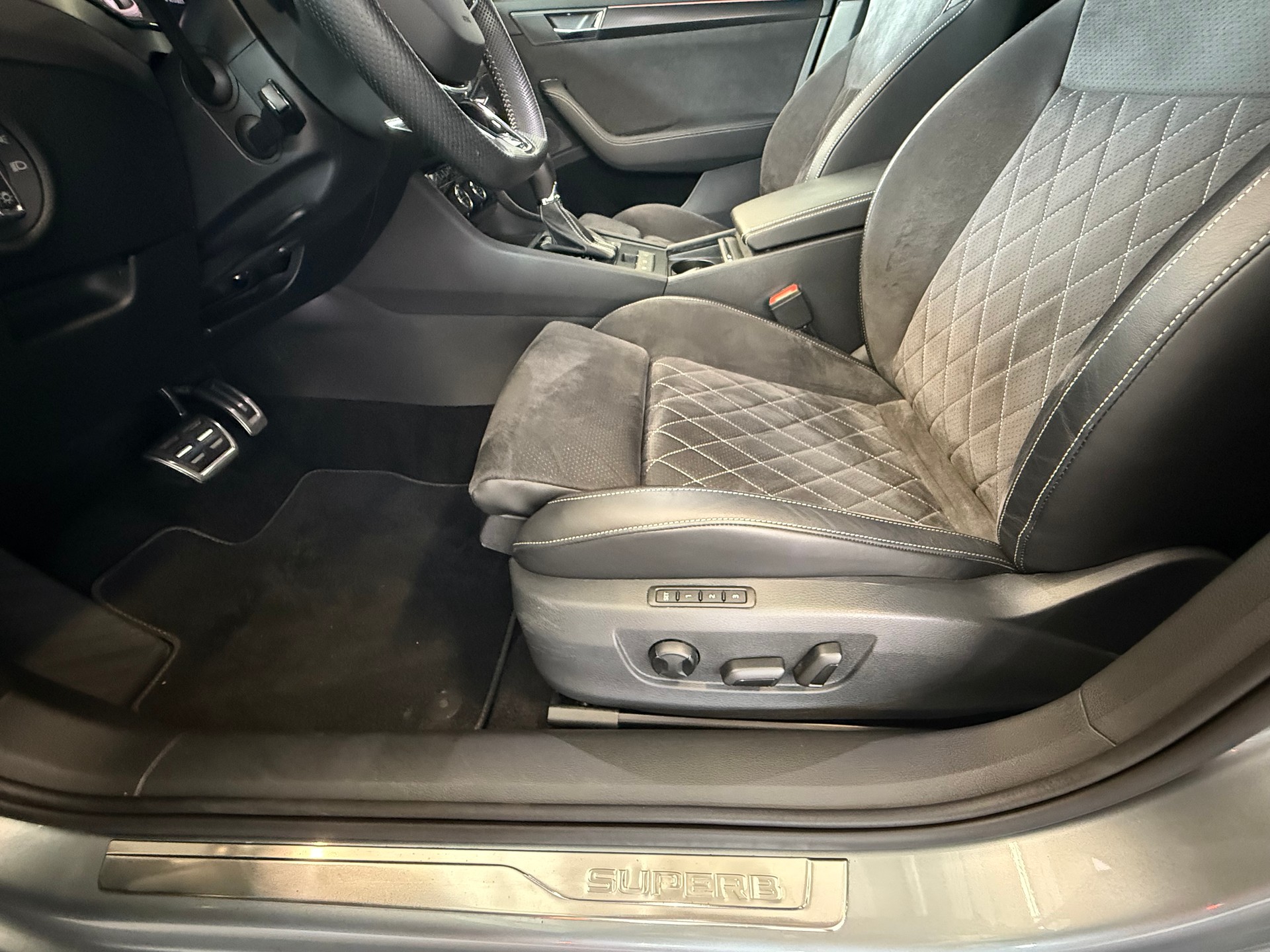 SKODA Superb Combi 2.0 TSI SportLine 4x4 DSG | CH Fahrzeug | DCC Fahrwerk | Anhängerkupplung |-image-14
