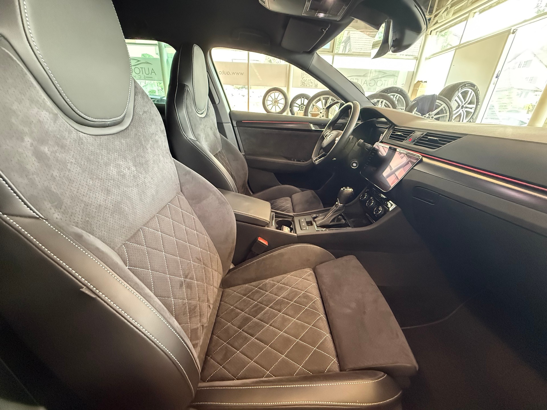 SKODA Superb Combi 2.0 TSI SportLine 4x4 DSG | CH Fahrzeug | DCC Fahrwerk | Anhängerkupplung |-image-24