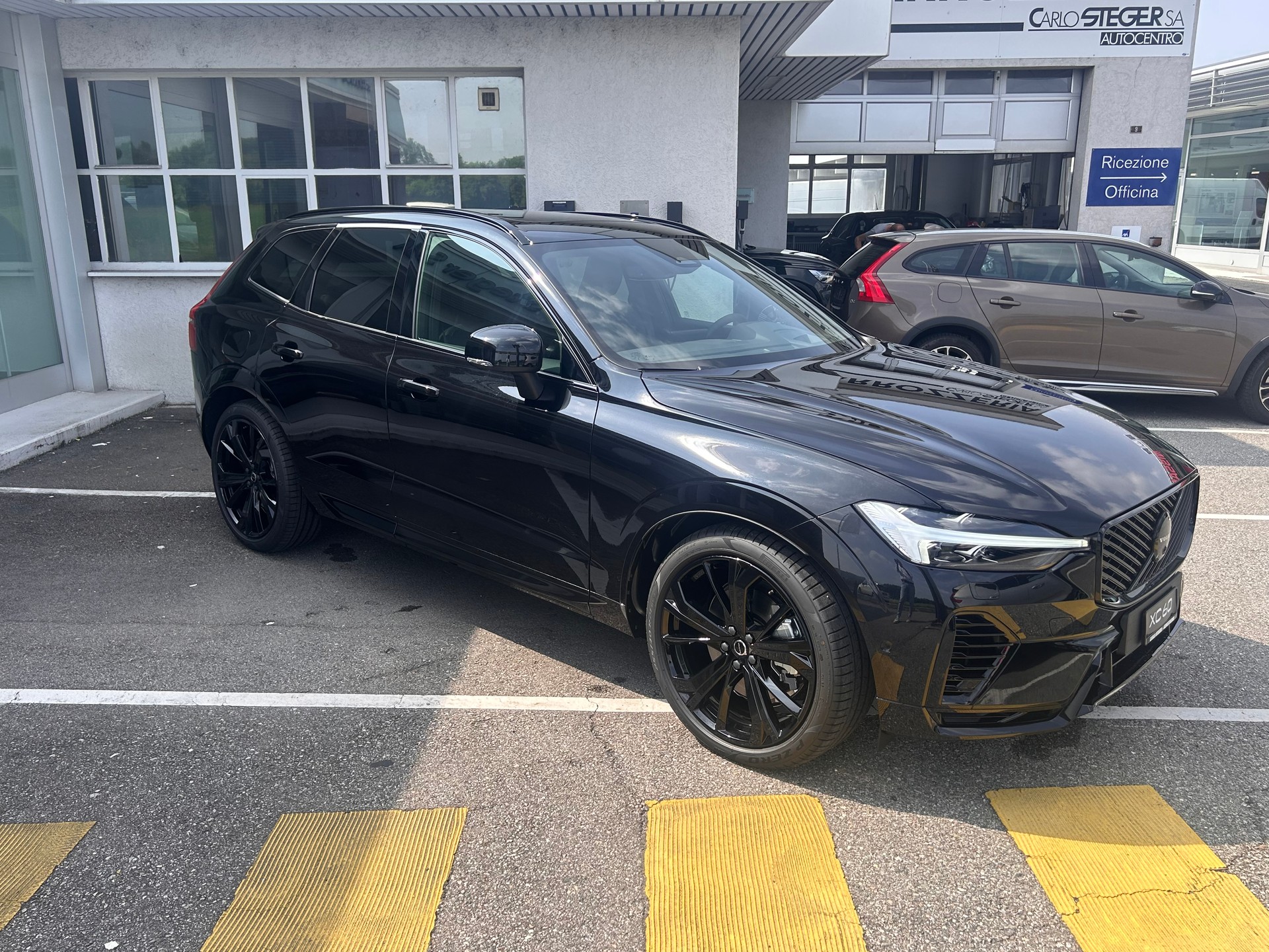 VOLVO XC60 T8 eAWD PluginHybrid Black Edition Geartronic-showroom-element-3