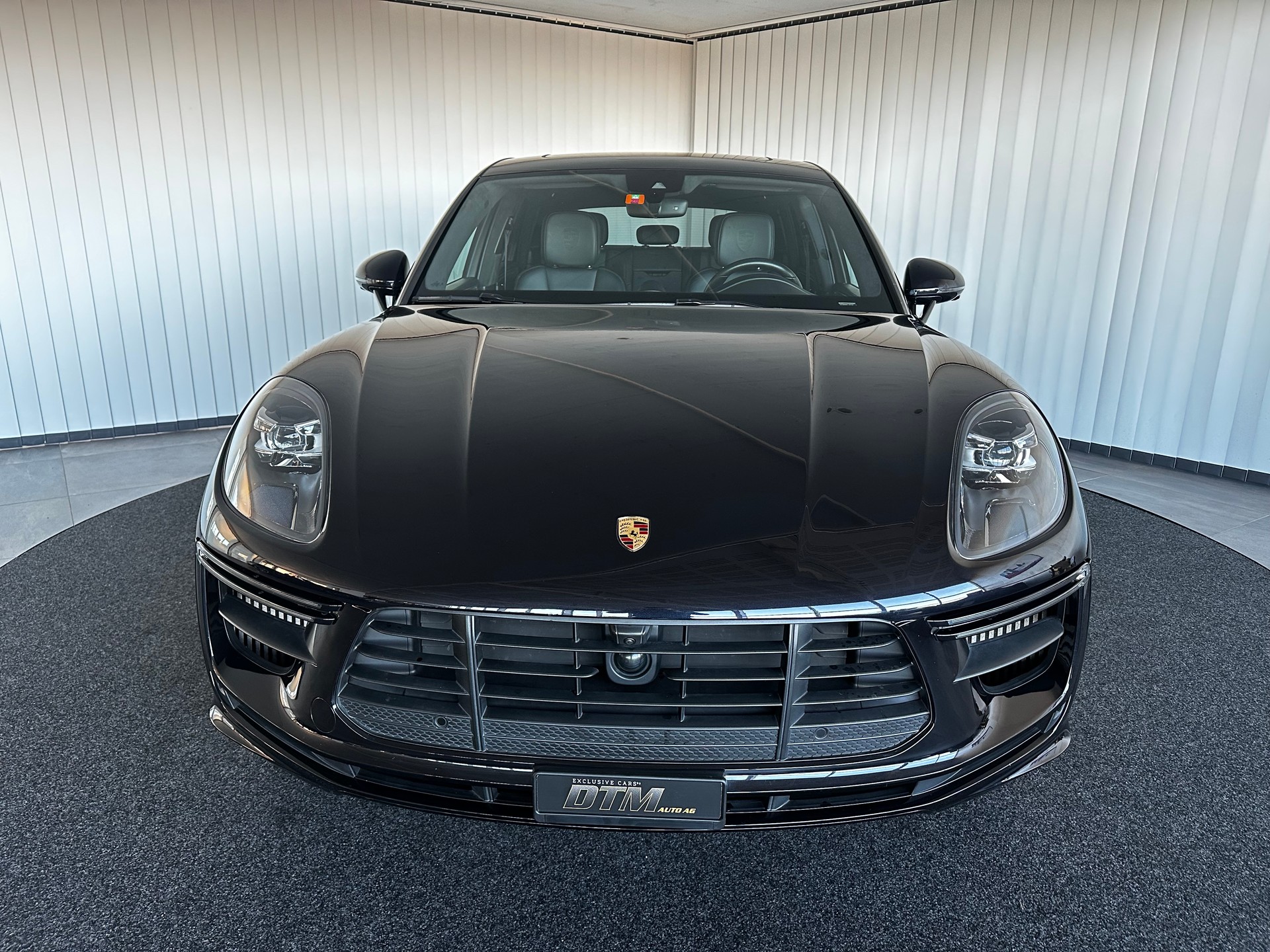PORSCHE Macan Turbo-showroom-element-1