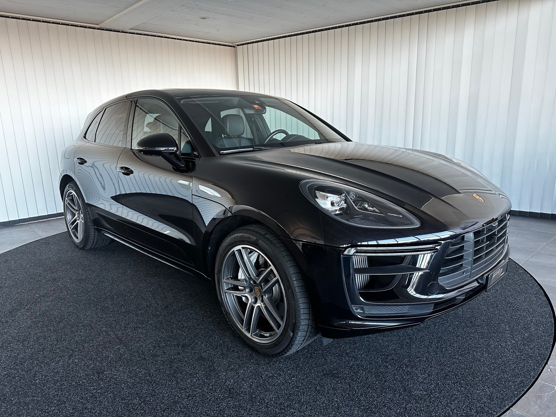 PORSCHE Macan Turbo-showroom-element-2