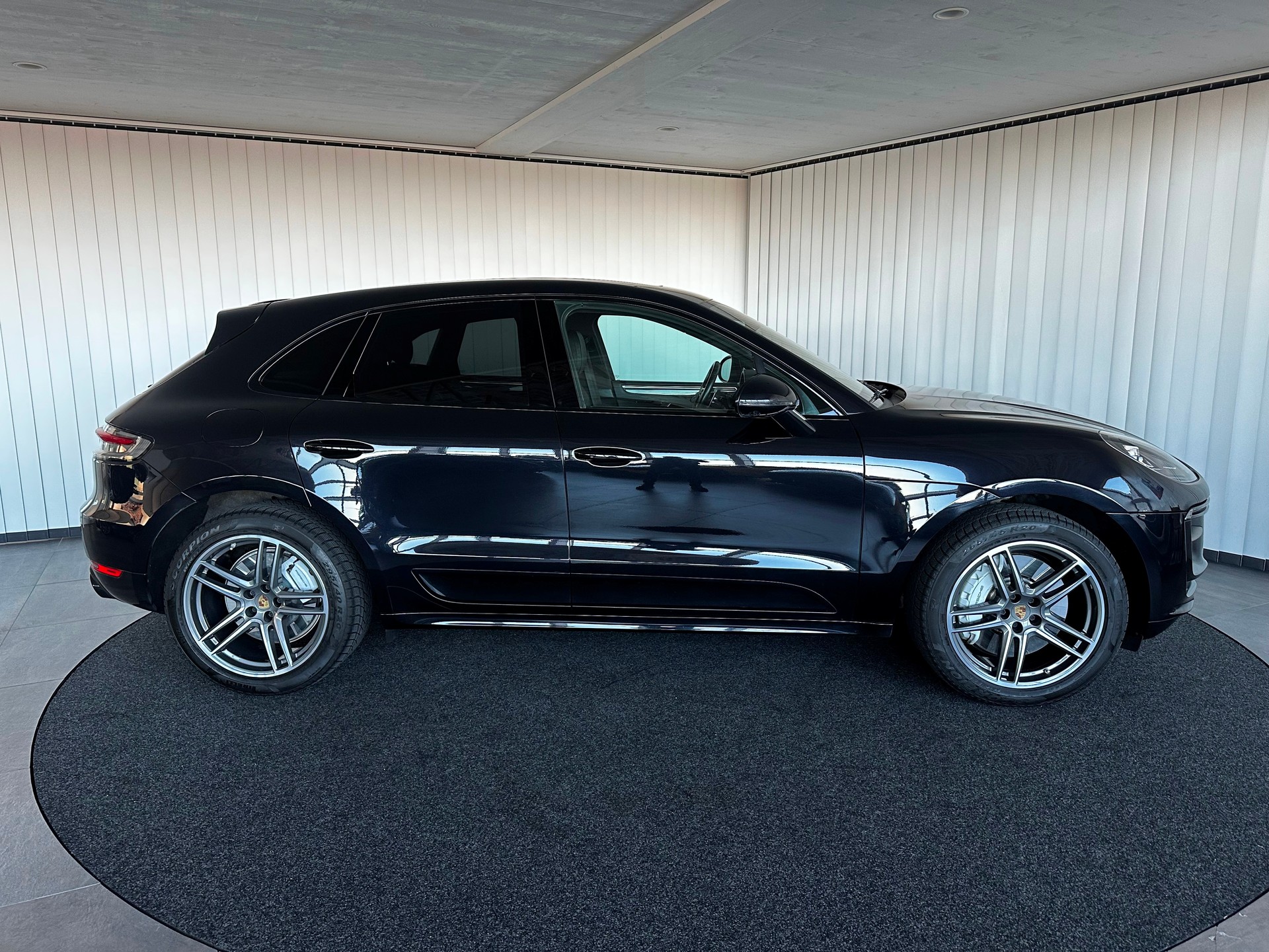 PORSCHE Macan Turbo-showroom-element-3