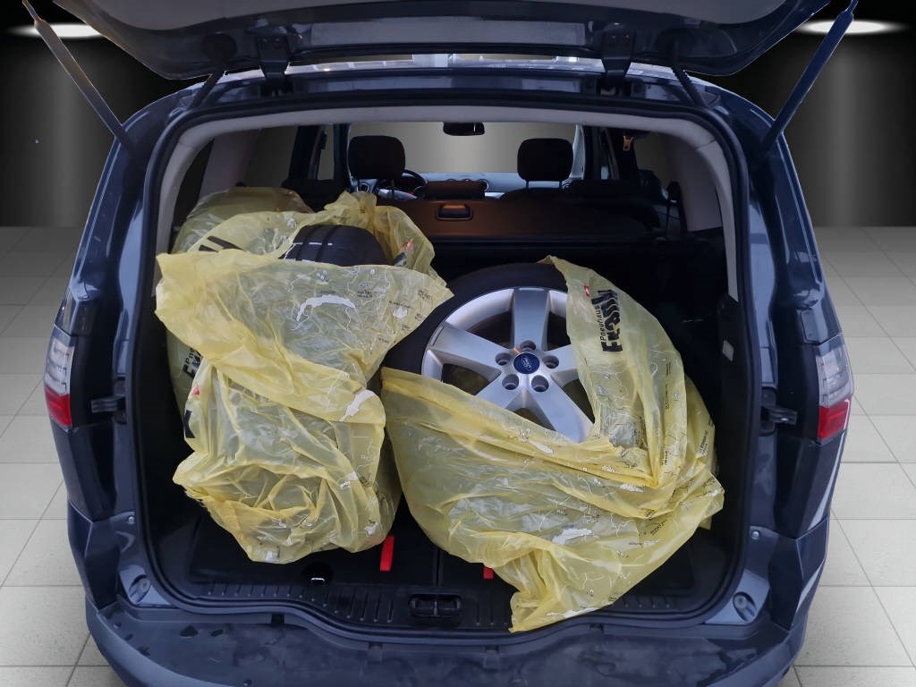 FORD S-Max 2.5i Turbo 20V Titanium S 7 Pl-image-12