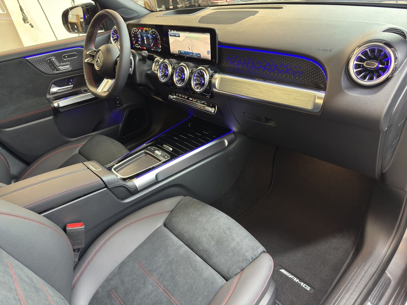 MERCEDES-BENZ GLB 200 AMG Line-image-10