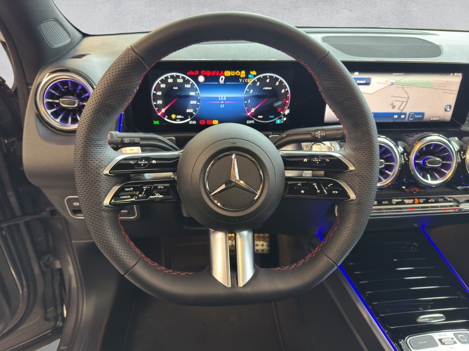 MERCEDES-BENZ GLB 200 AMG Line-image-11