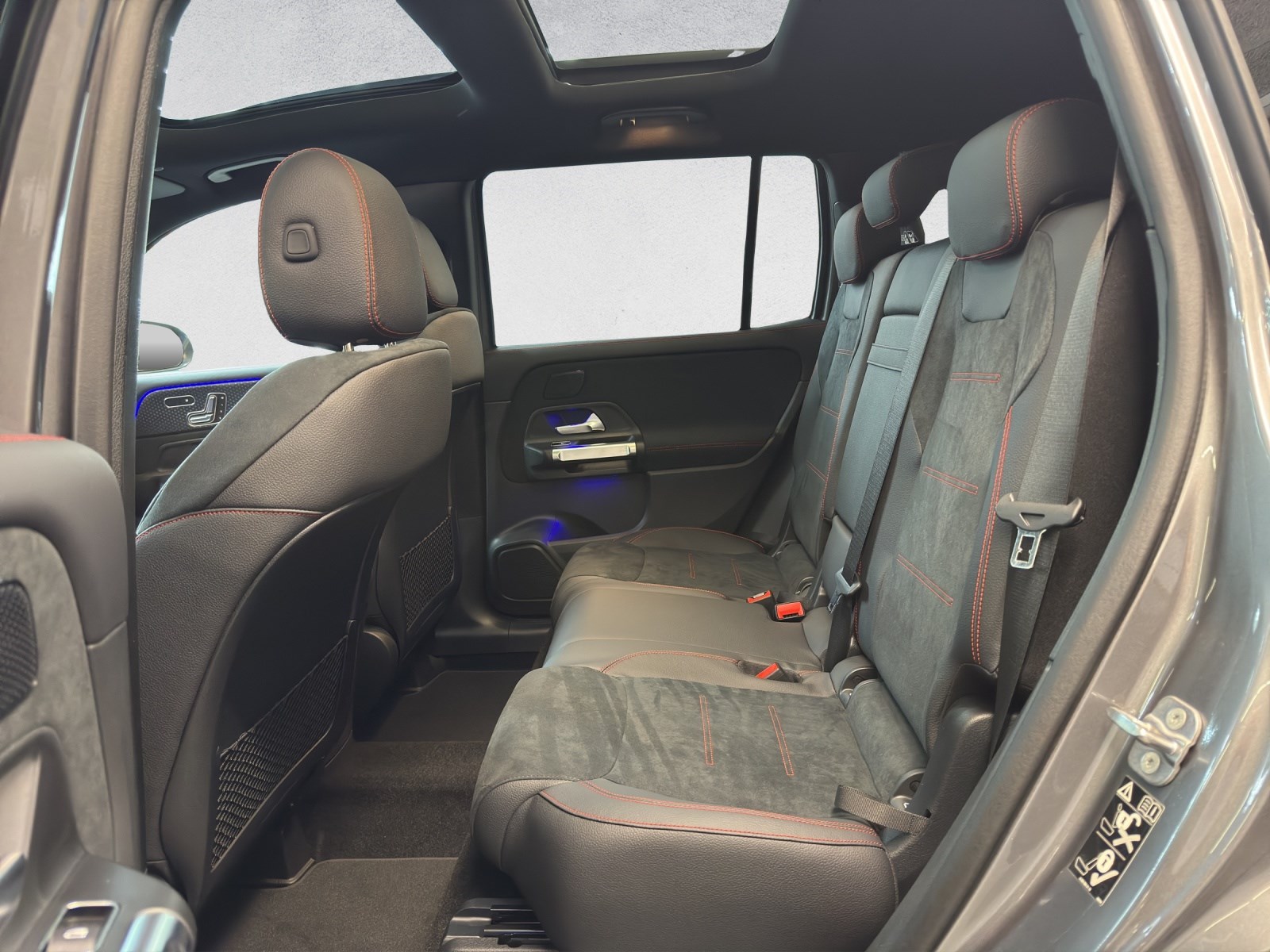 MERCEDES-BENZ GLB 200 AMG Line-image-12