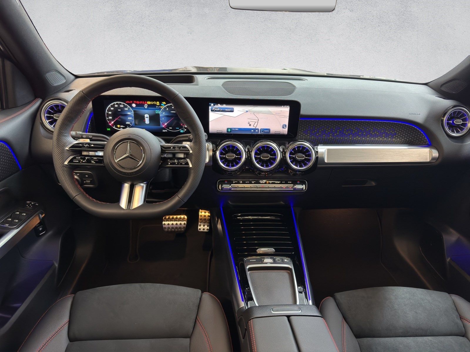MERCEDES-BENZ GLB 200 AMG Line-image-13