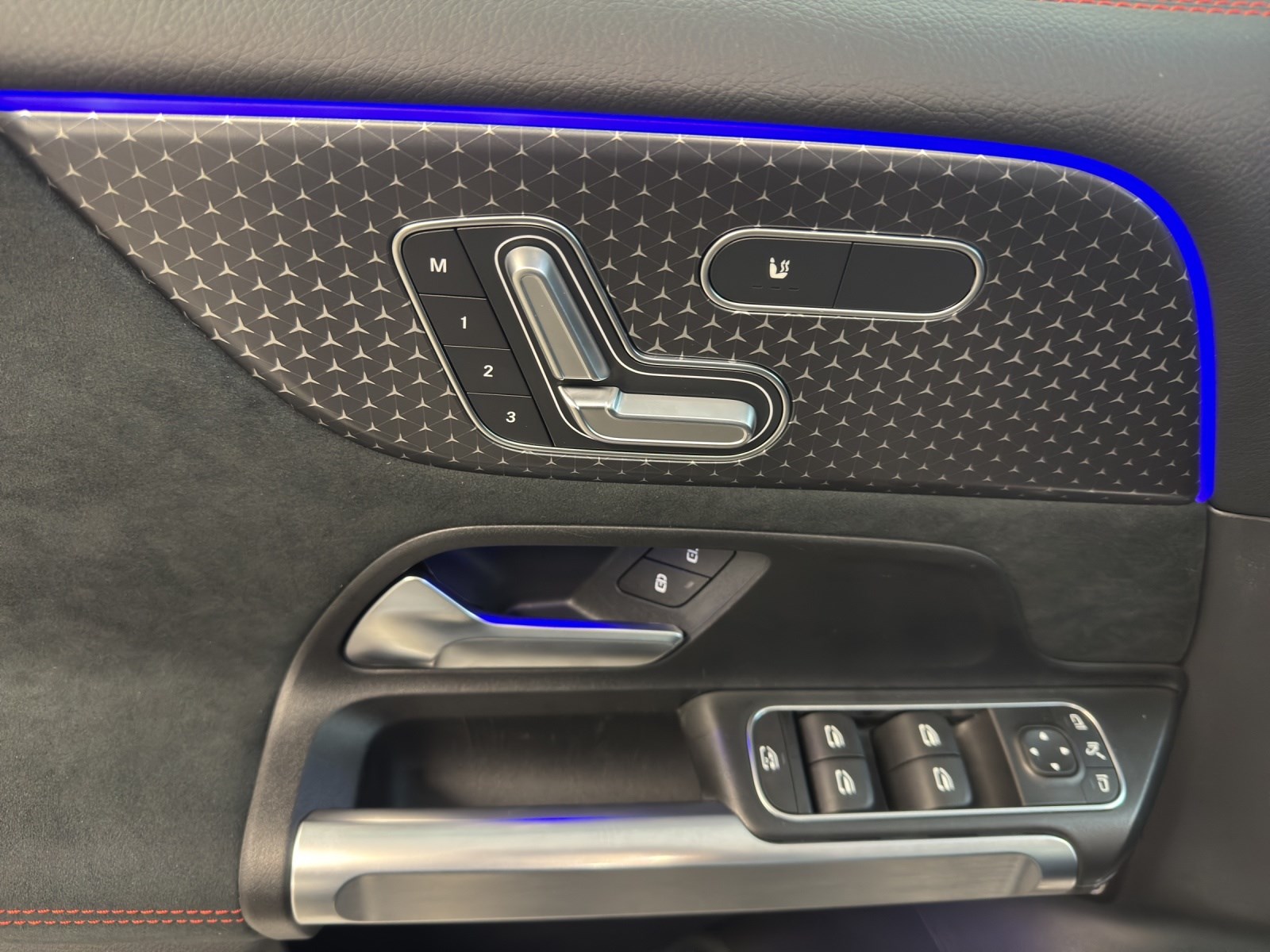 MERCEDES-BENZ GLB 200 AMG Line-image-5