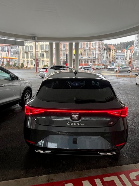 SEAT Leon 1.5 eTSI mHEV DSG FR-image-3