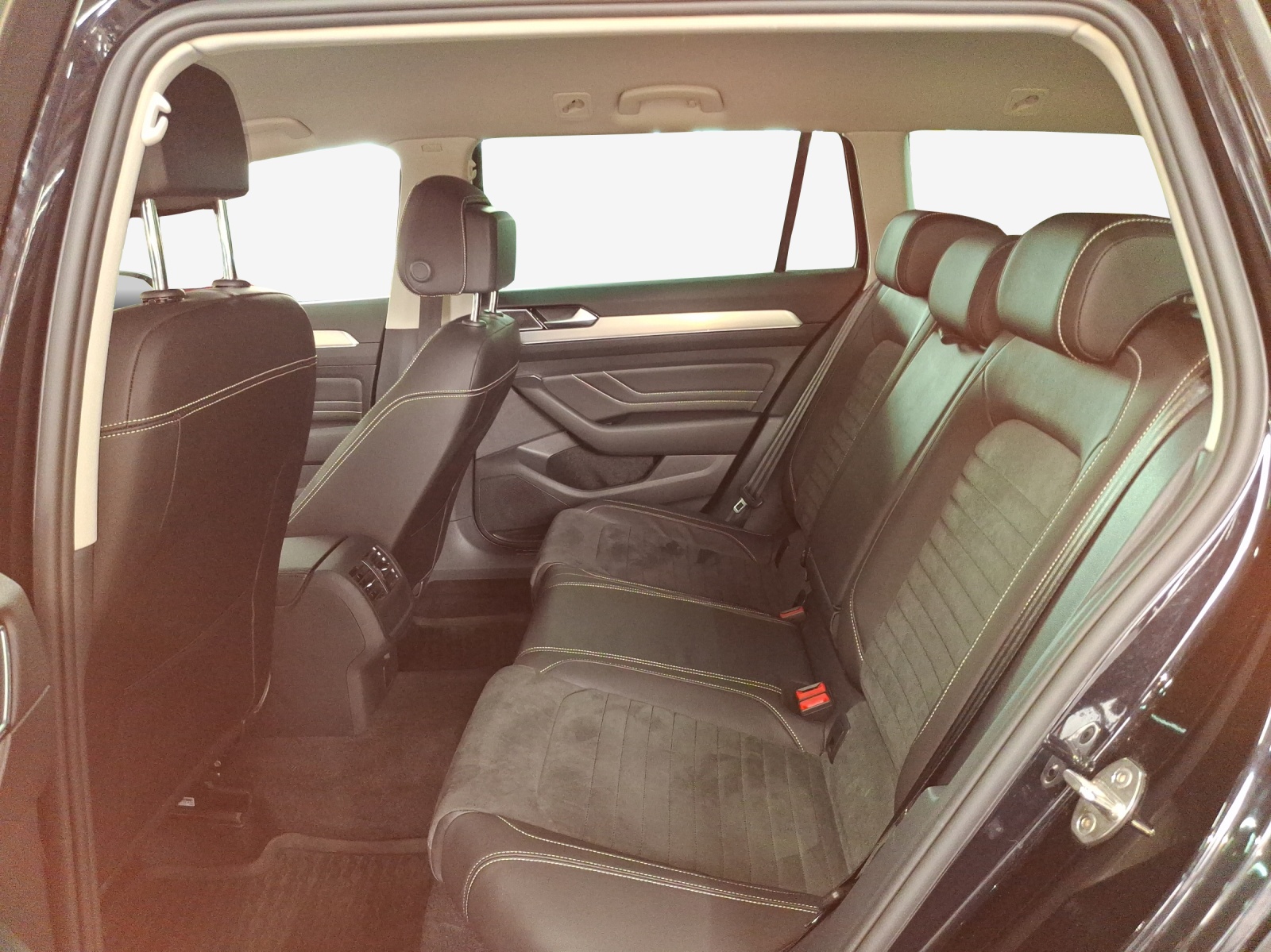 VW Passat 2.0 TDI BMT Elegance 4Motion DSG-image-11