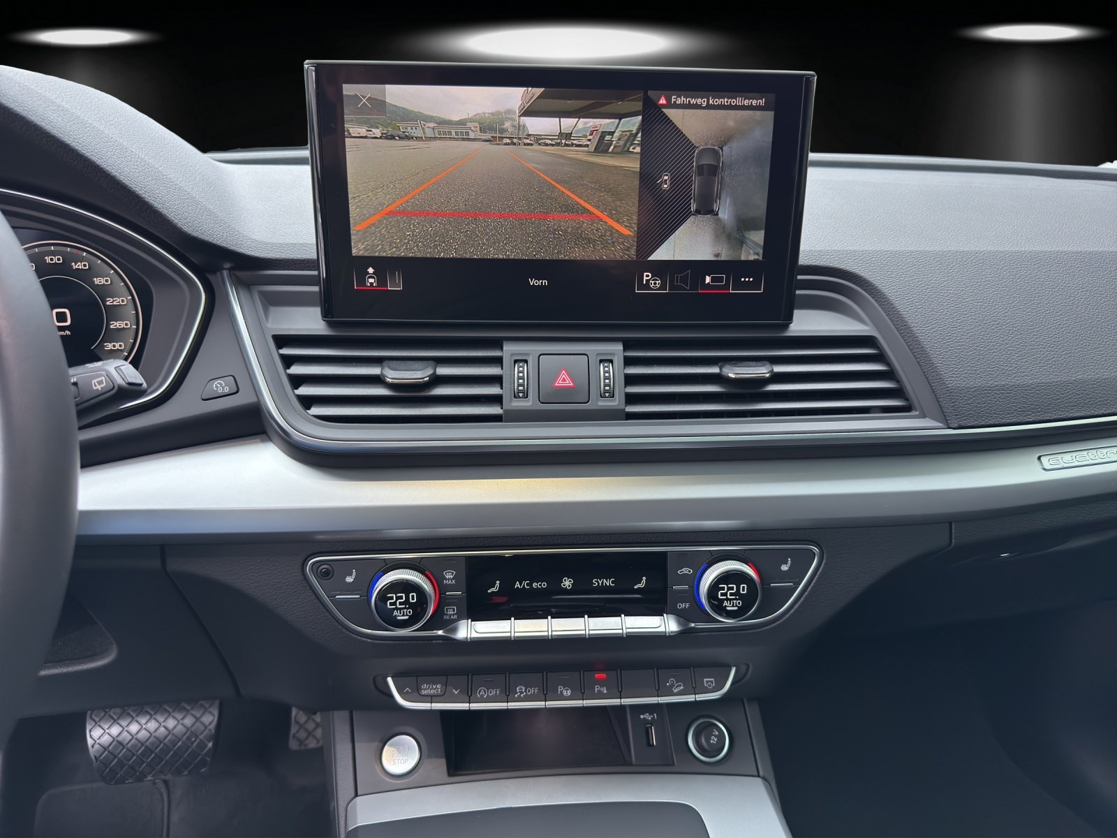 AUDI Q5 45 TFSI Black Edition quattro S-tronic-image-10