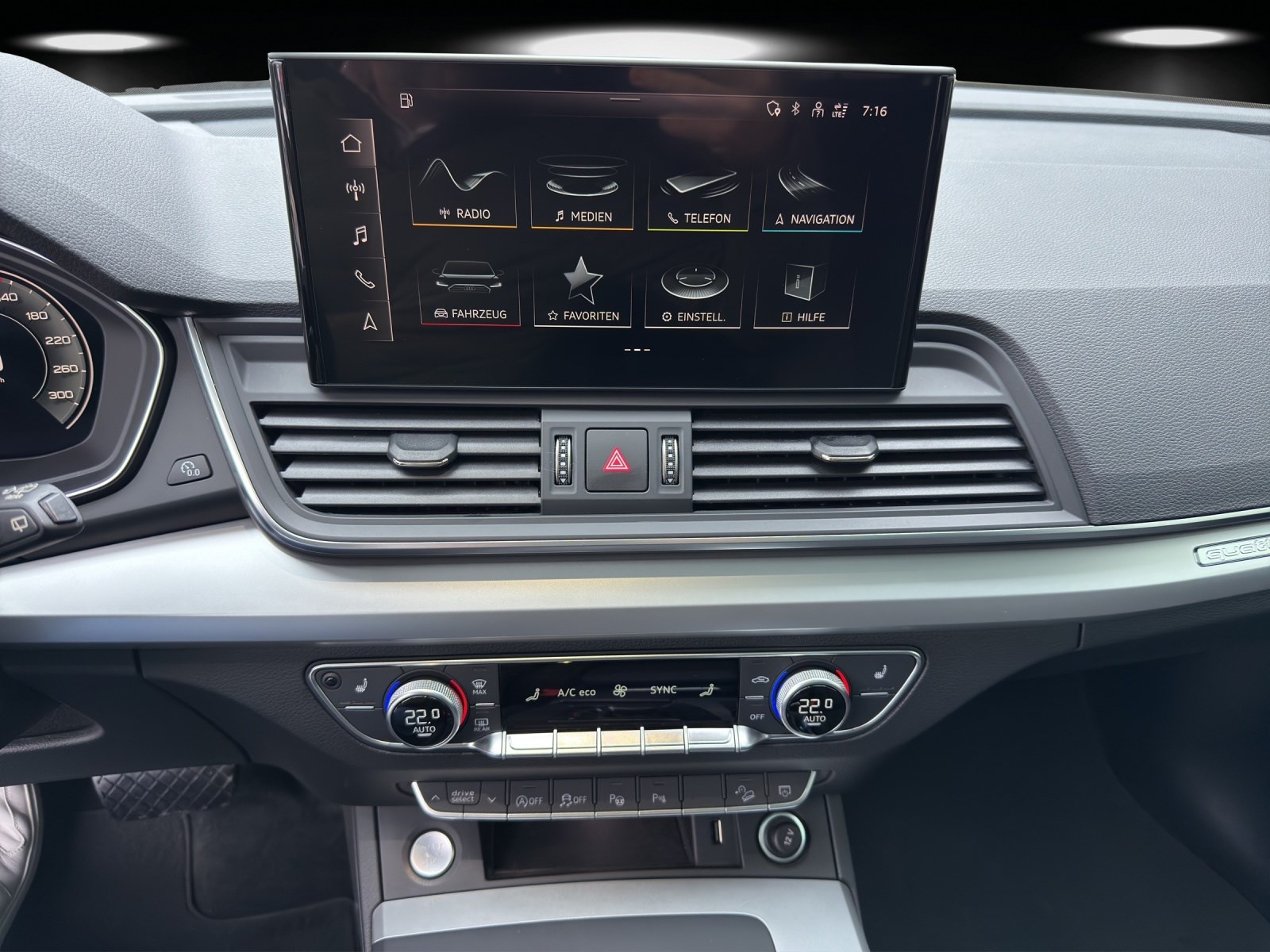 AUDI Q5 45 TFSI Black Edition quattro S-tronic-image-11