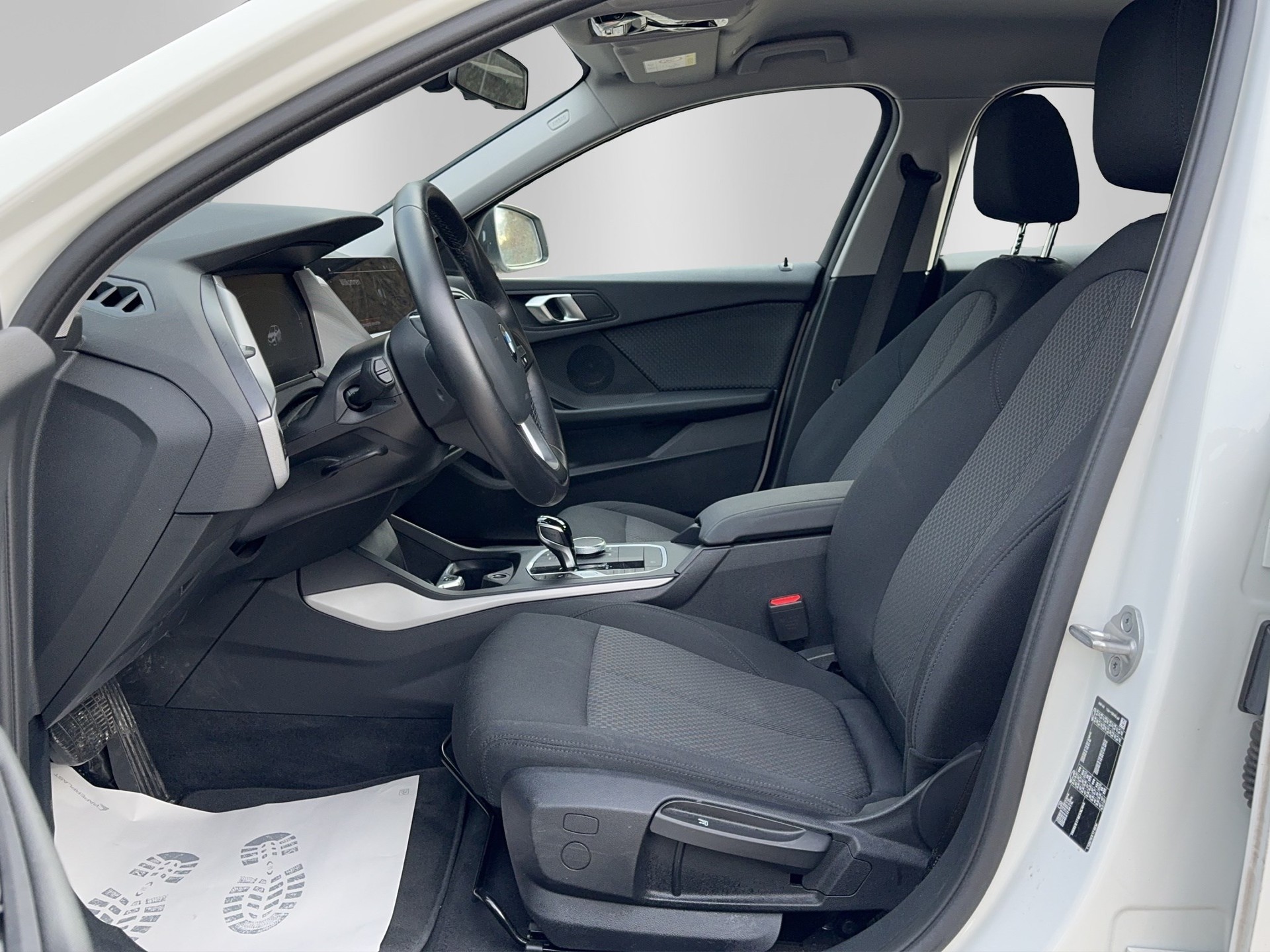 BMW 118i Essential Edition Steptronic-image-7
