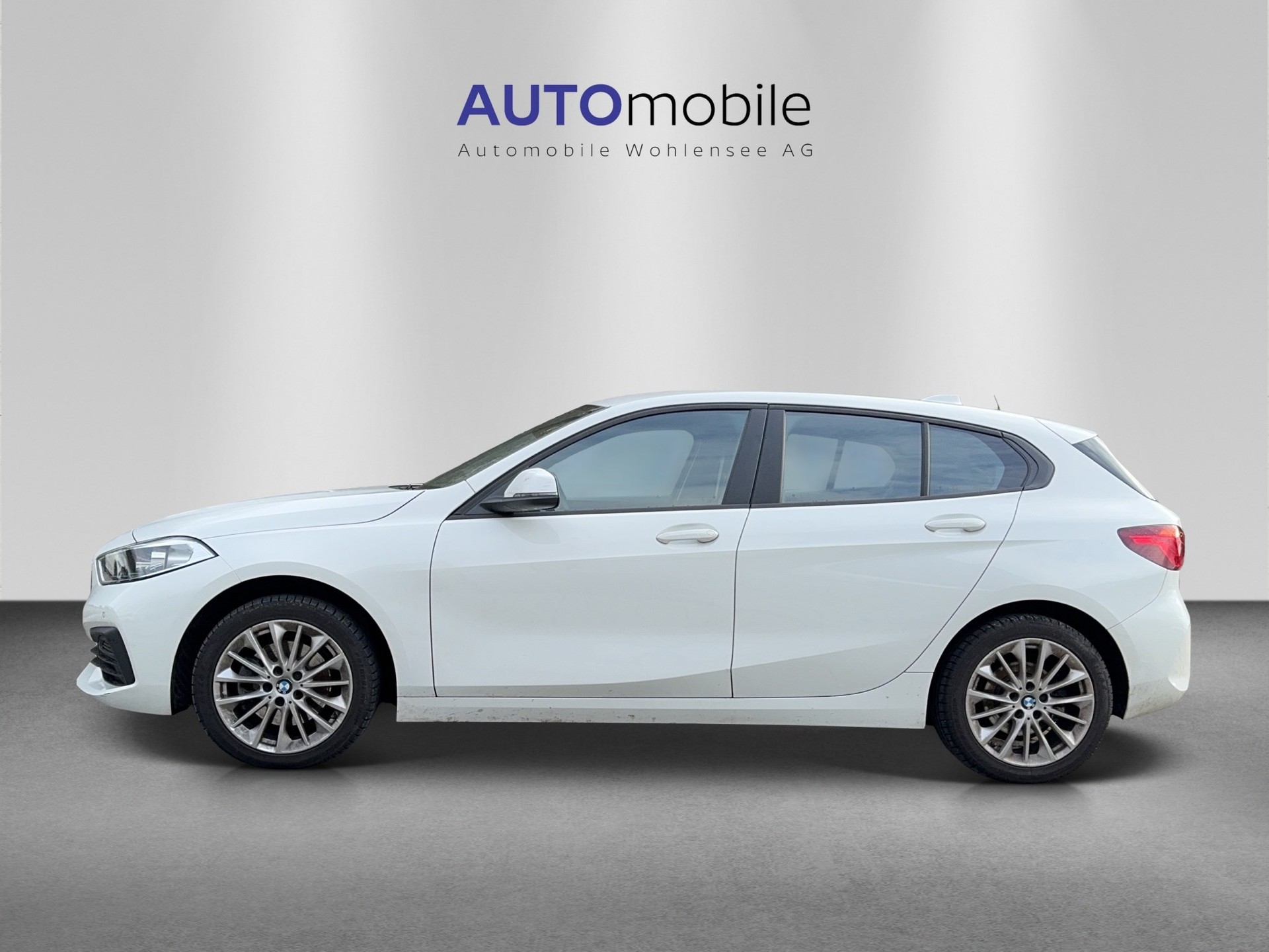 BMW 118i Essential Edition Steptronic-image-0