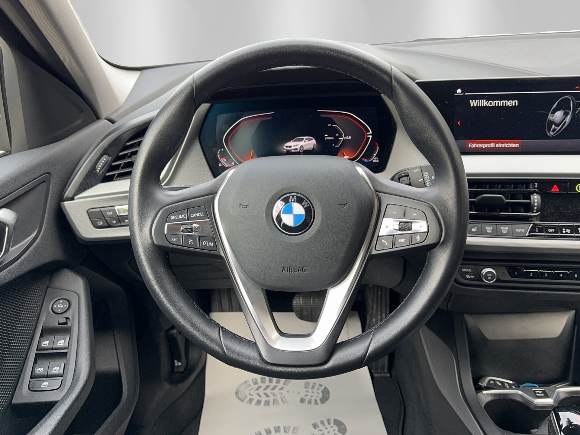 BMW 118i Essential Edition Steptronic-image-12