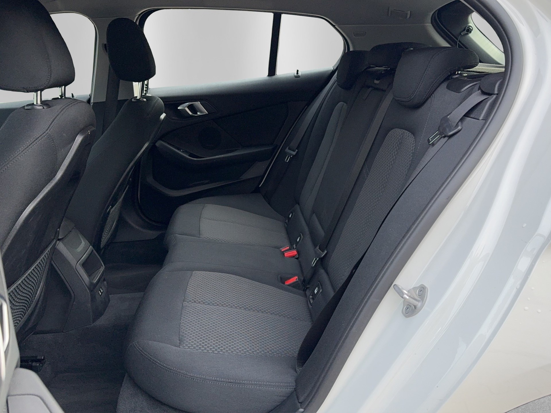 BMW 118i Essential Edition Steptronic-image-11
