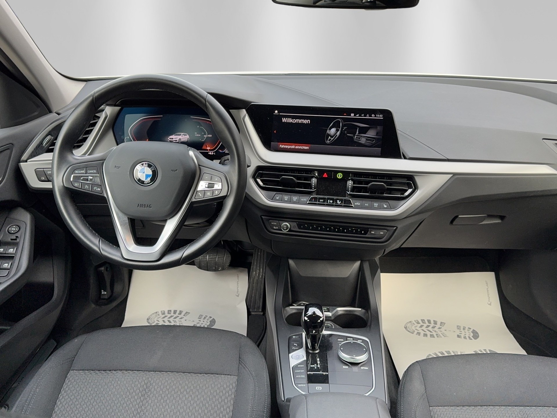 BMW 118i Essential Edition Steptronic-image-8