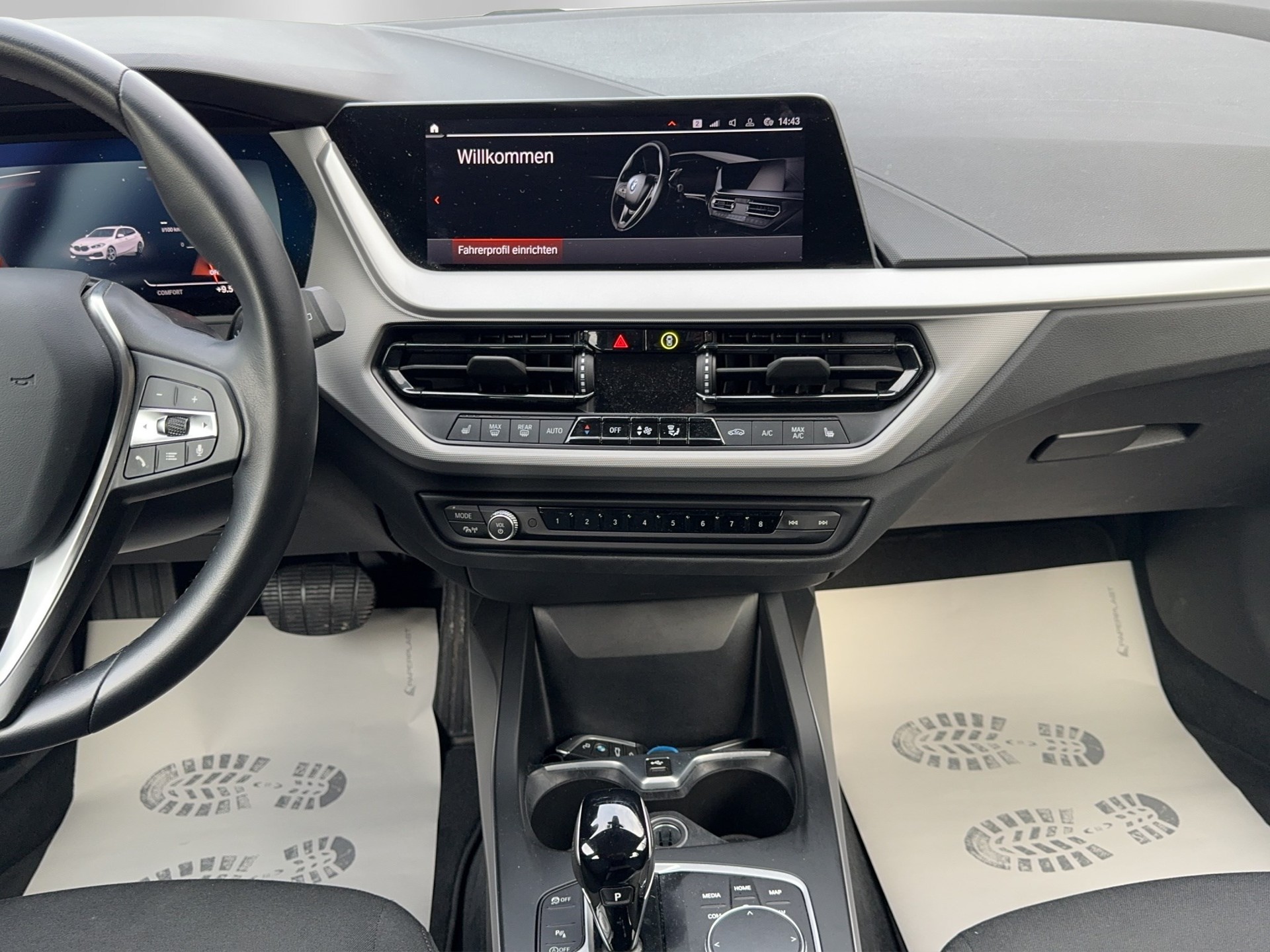 BMW 118i Essential Edition Steptronic-image-13
