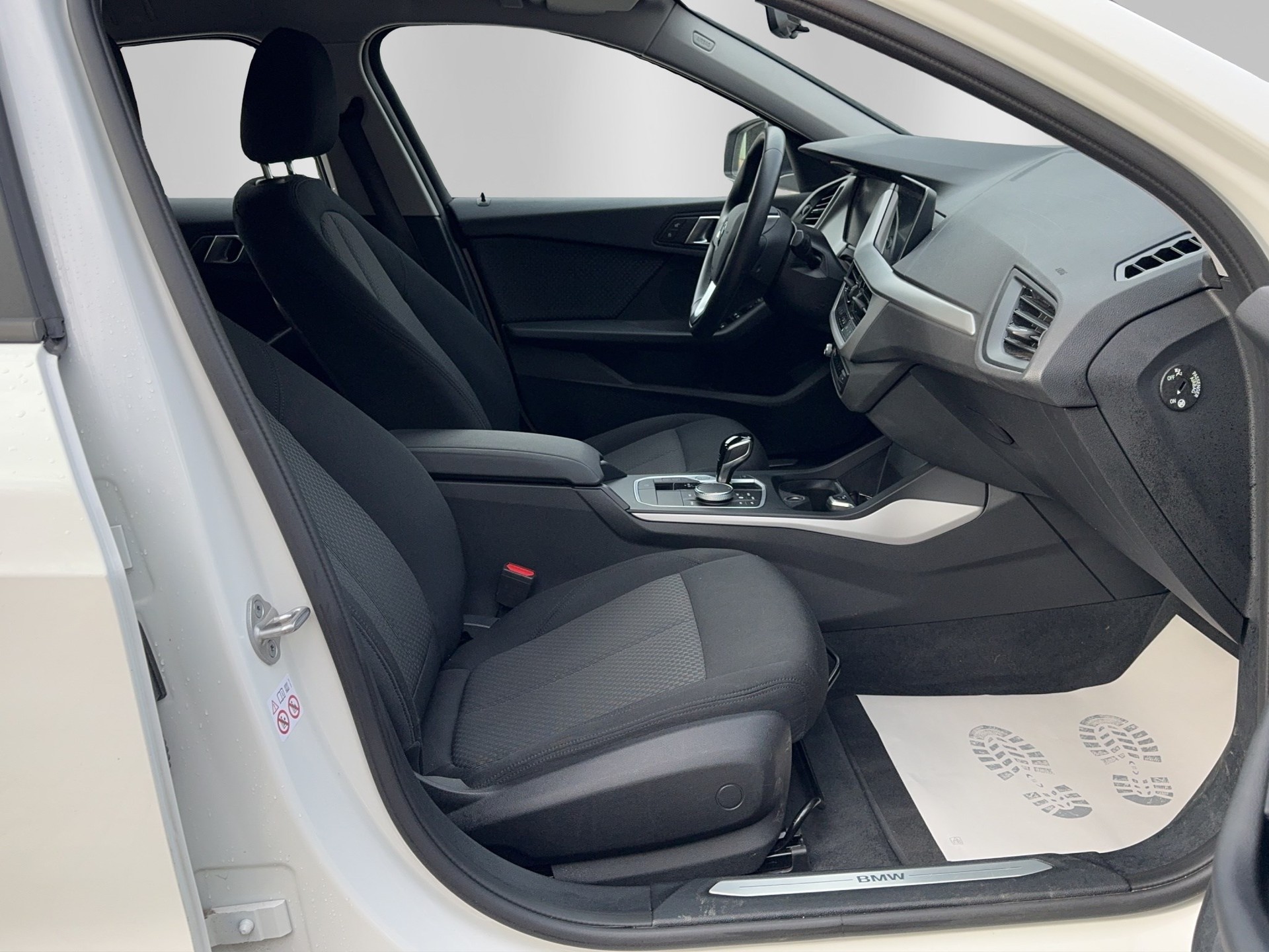 BMW 118i Essential Edition Steptronic-image-9