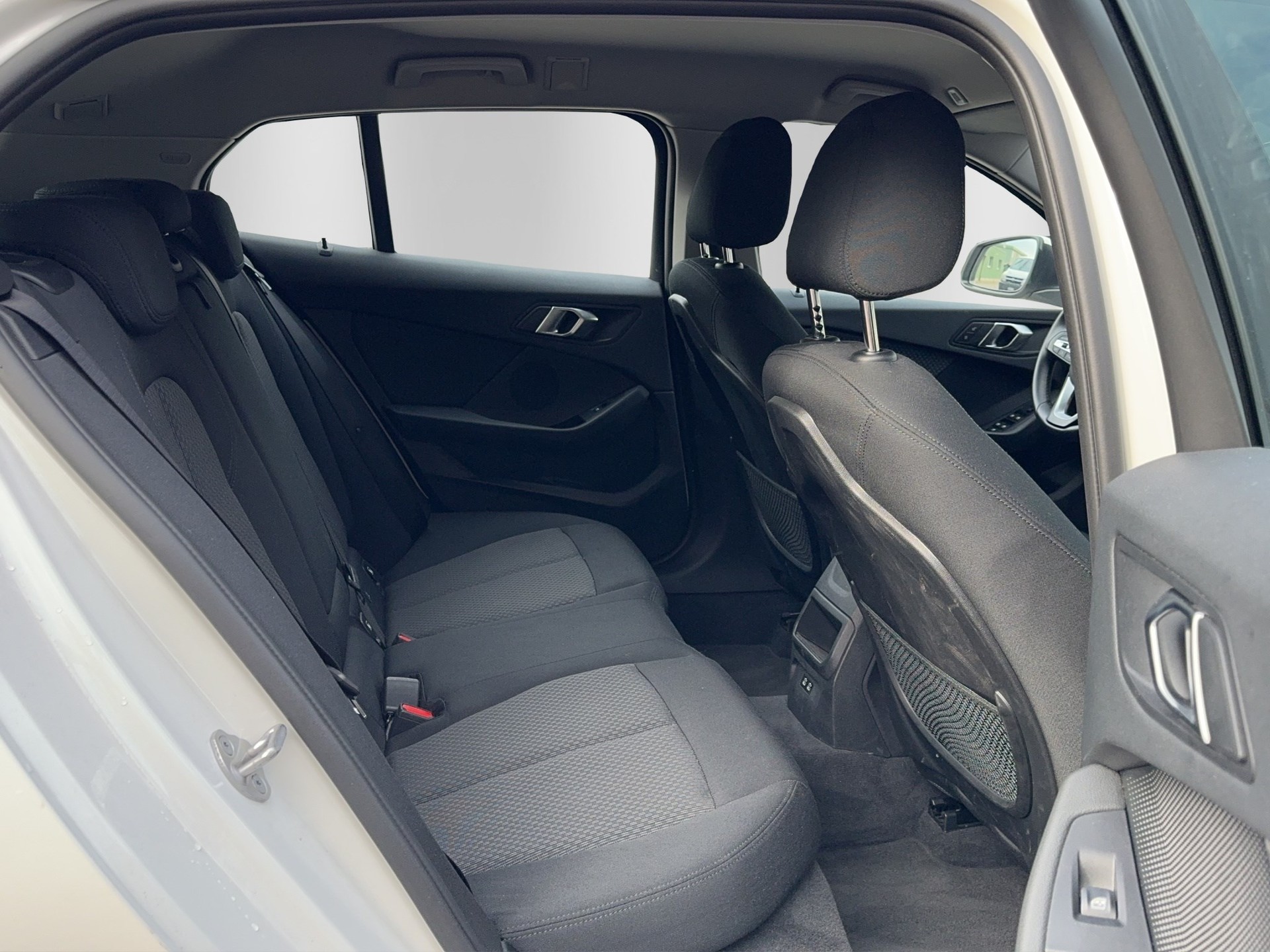 BMW 118i Essential Edition Steptronic-image-10