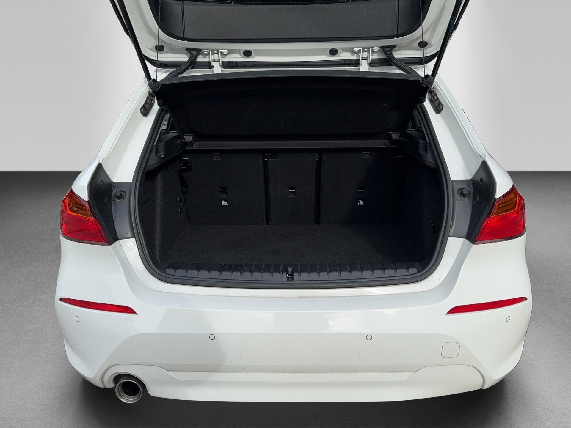 BMW 118i Essential Edition Steptronic-image-14