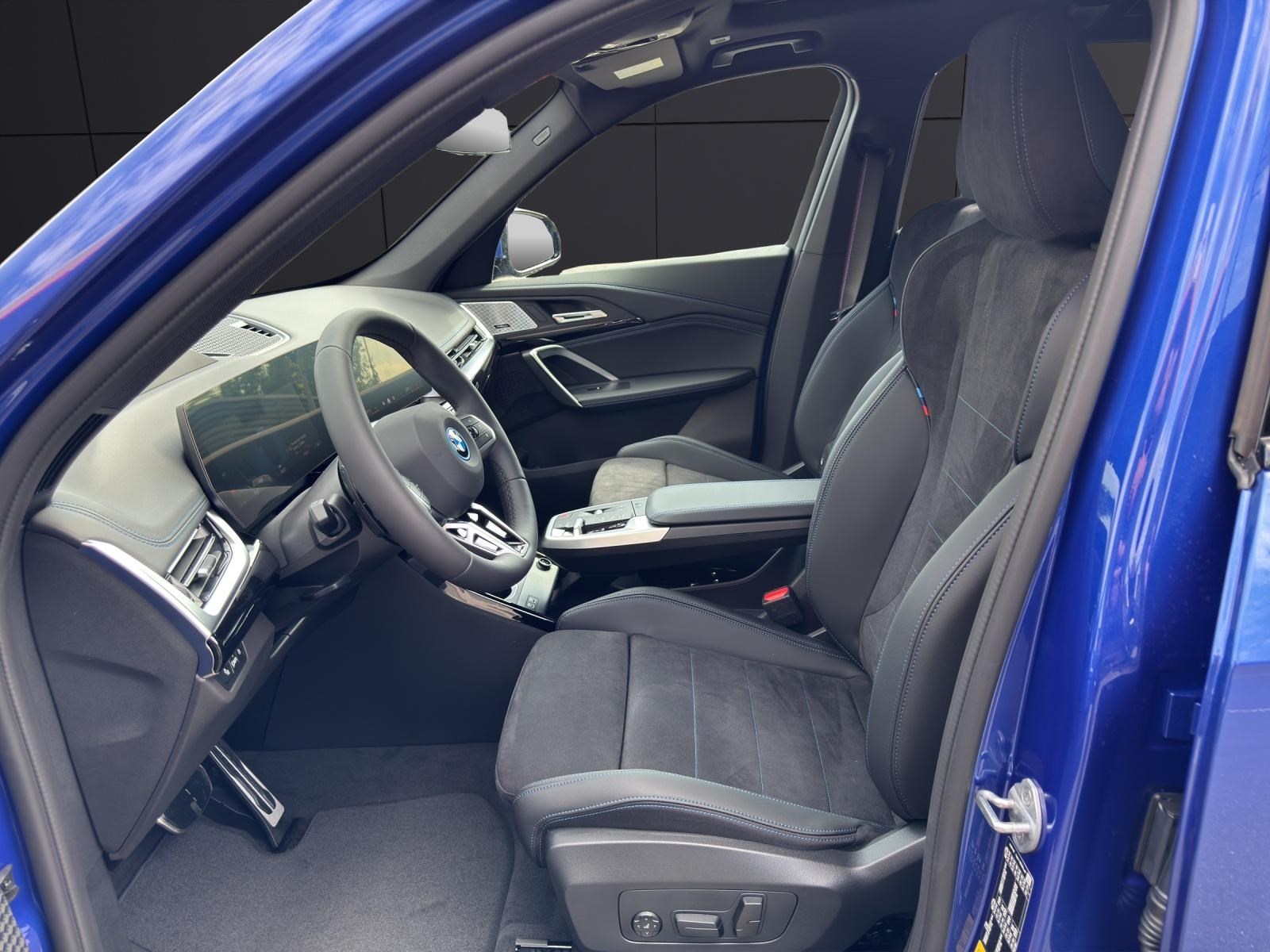 BMW iX1 30 xDrive-showroom-element-1