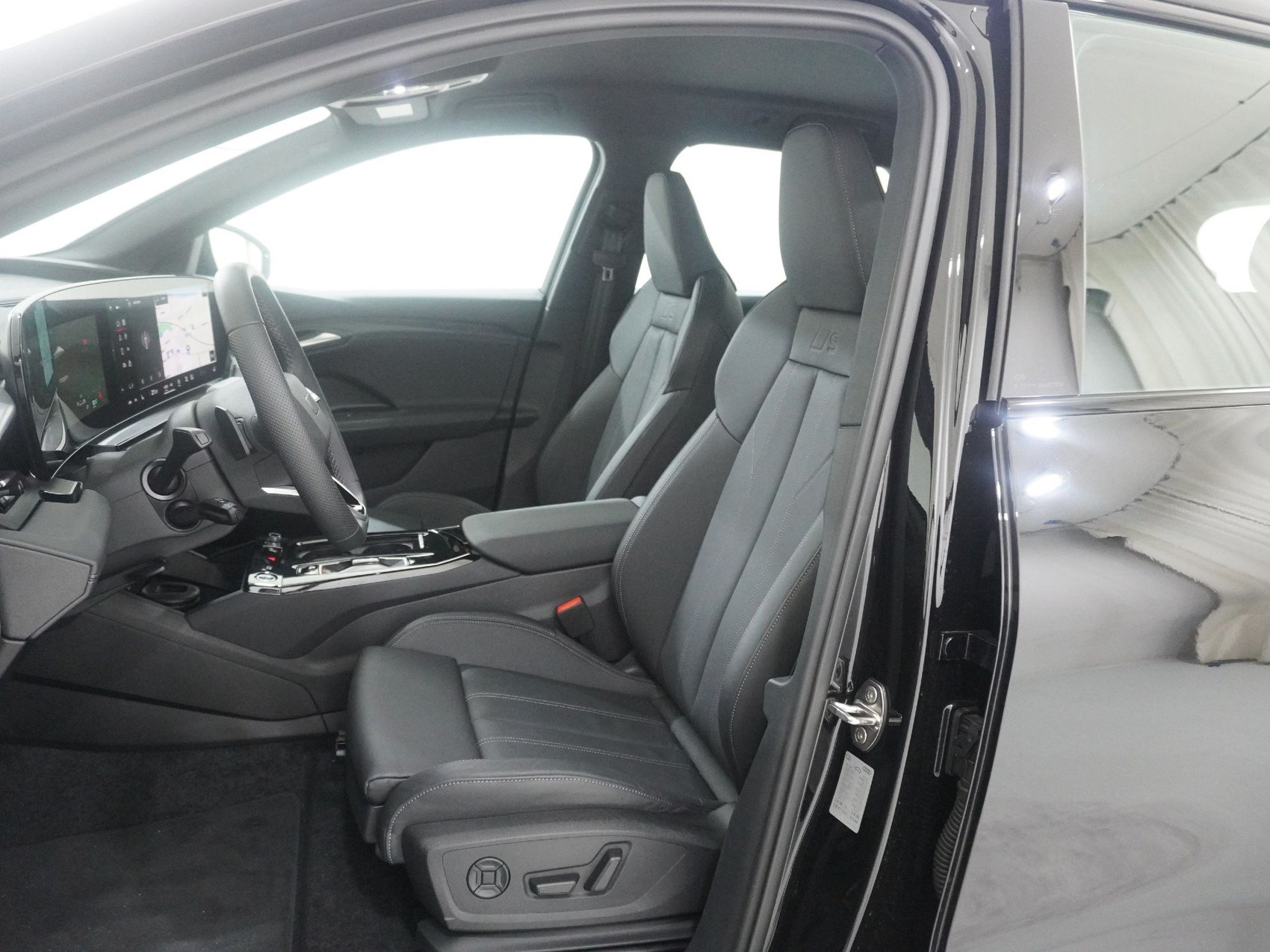 AUDI Q6 E-TRON quattro S line-image-12