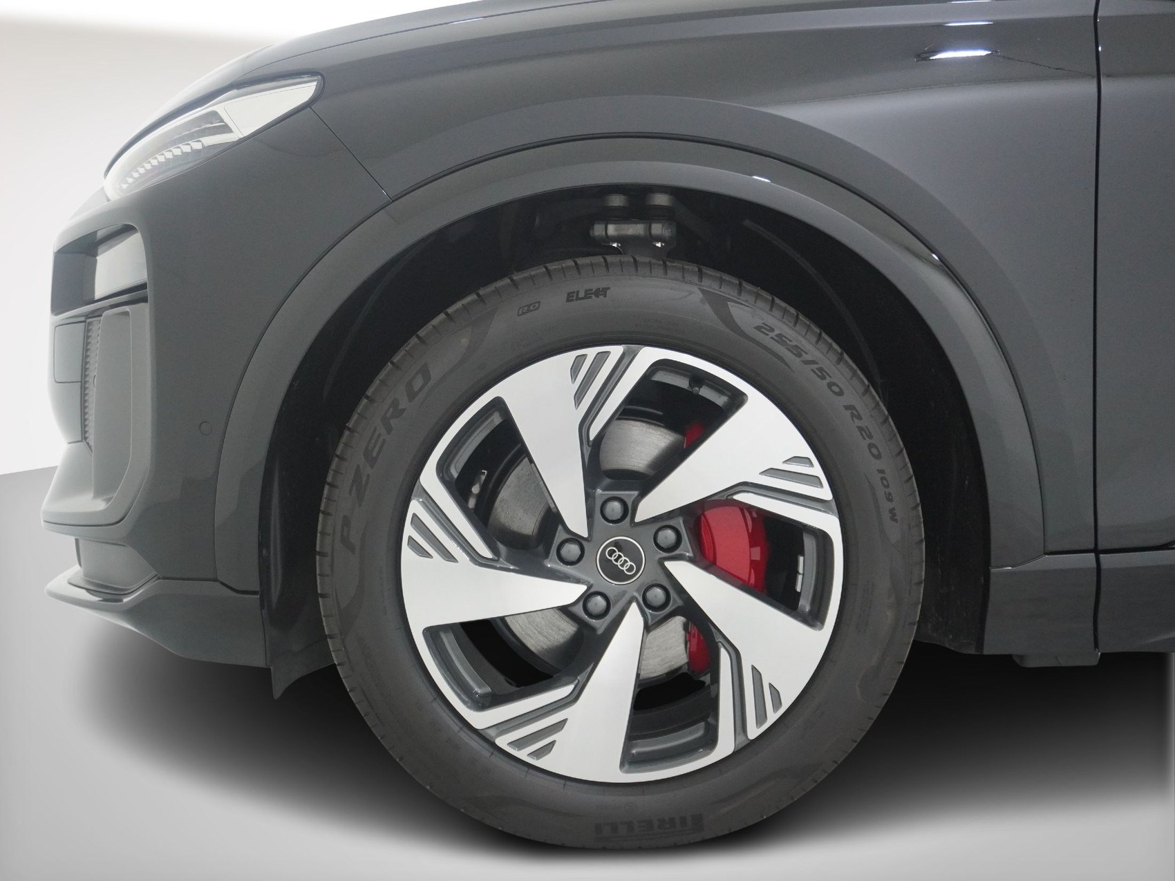AUDI Q6 E-TRON quattro S line-image-9