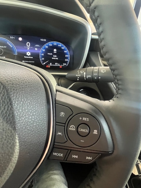 TOYOTA Corolla Cross 2.0 4WD Trend e-CVT-image-2