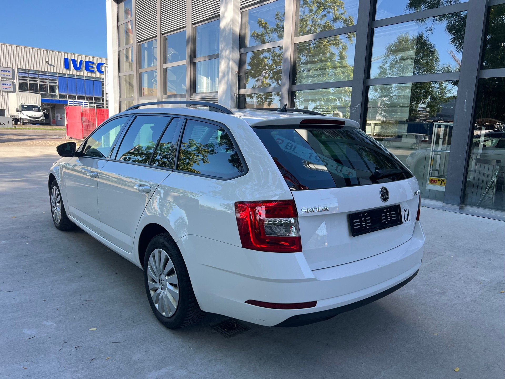 SKODA Octavia Combi 2.0 TDI Ambition DSG-showroom-element-2