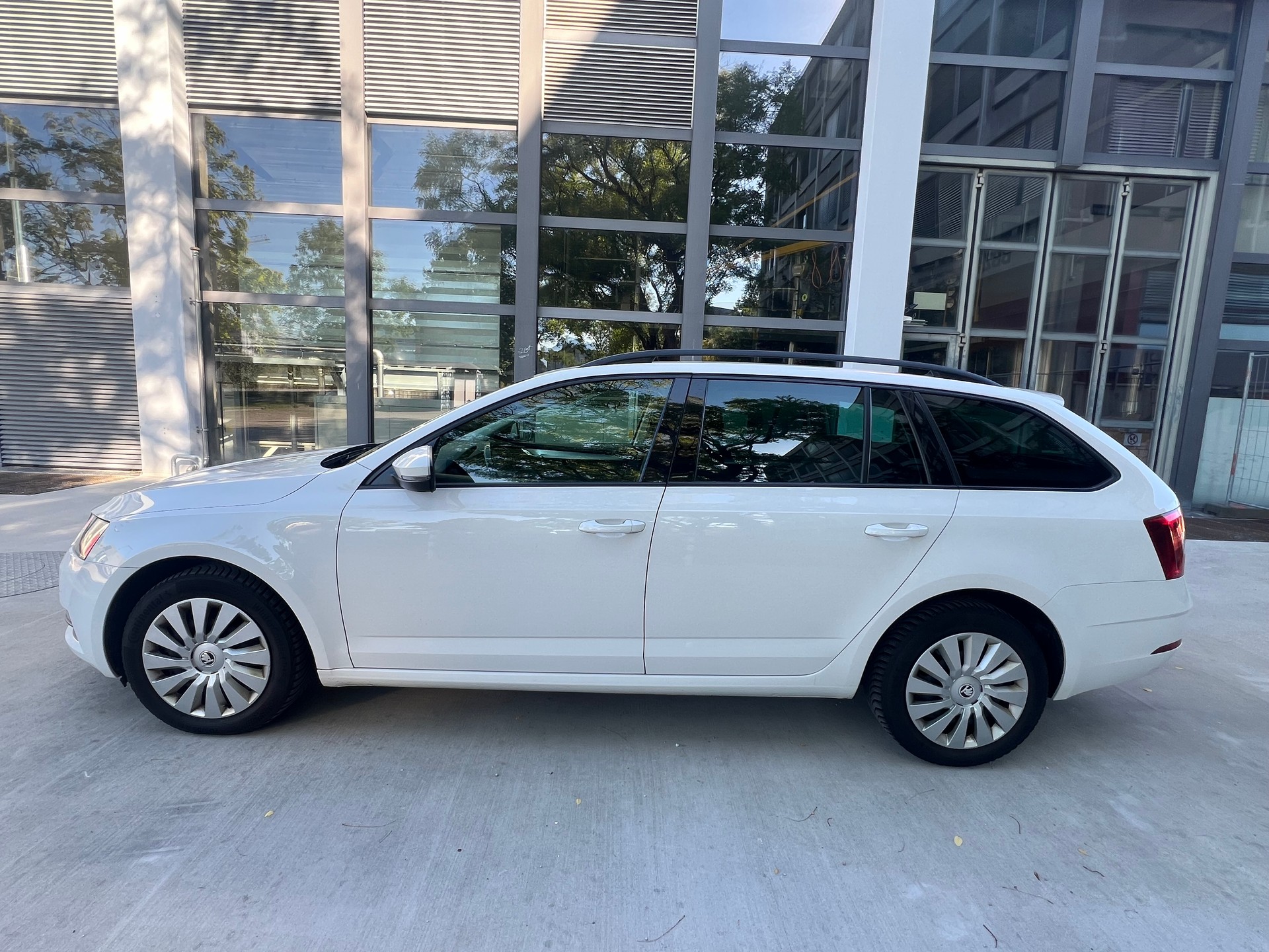 SKODA Octavia Combi 2.0 TDI Ambition DSG-showroom-element-1