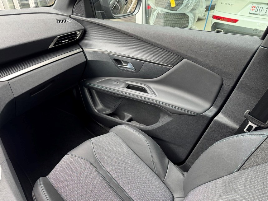 PEUGEOT 3008 1.6 Plug-in Hybrid Allure-image-10
