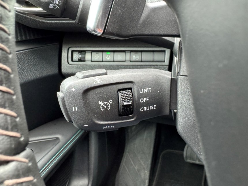 PEUGEOT 3008 1.6 Plug-in Hybrid Allure-image-14