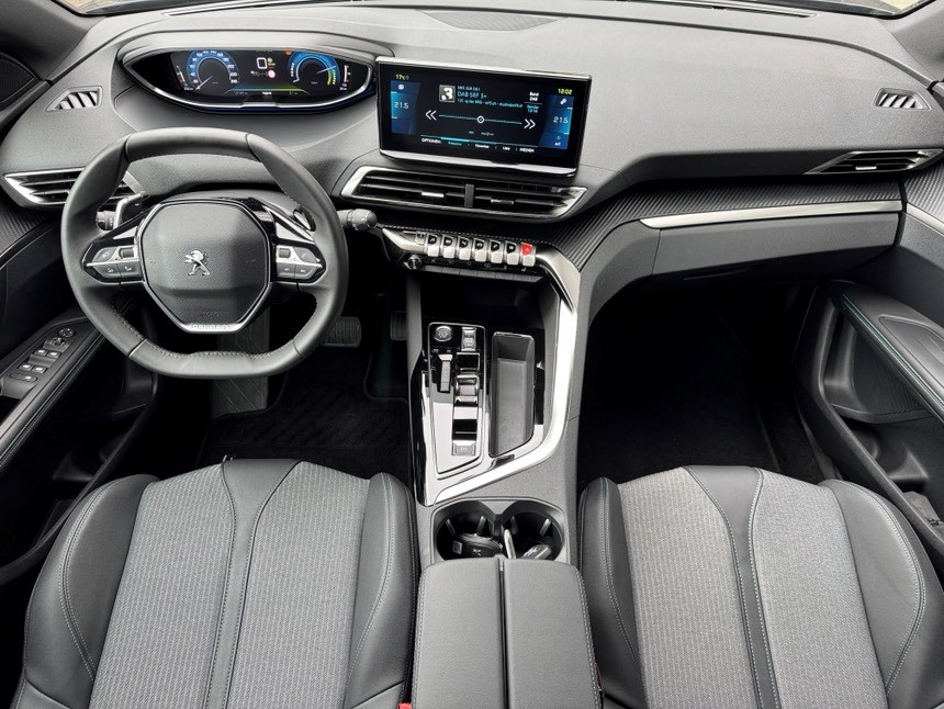 PEUGEOT 3008 1.6 Plug-in Hybrid Allure-image-4