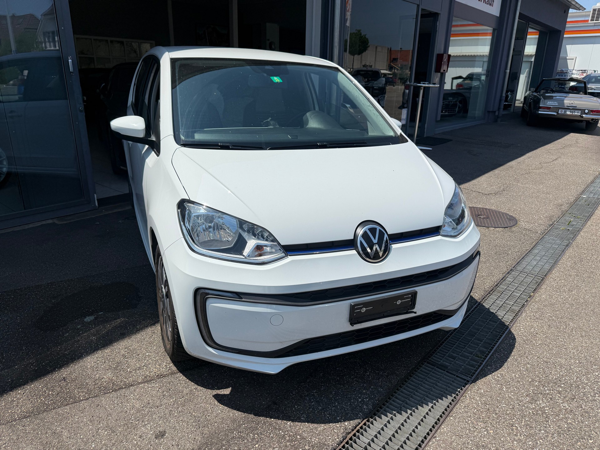 VW e-Up-showroom-element-3