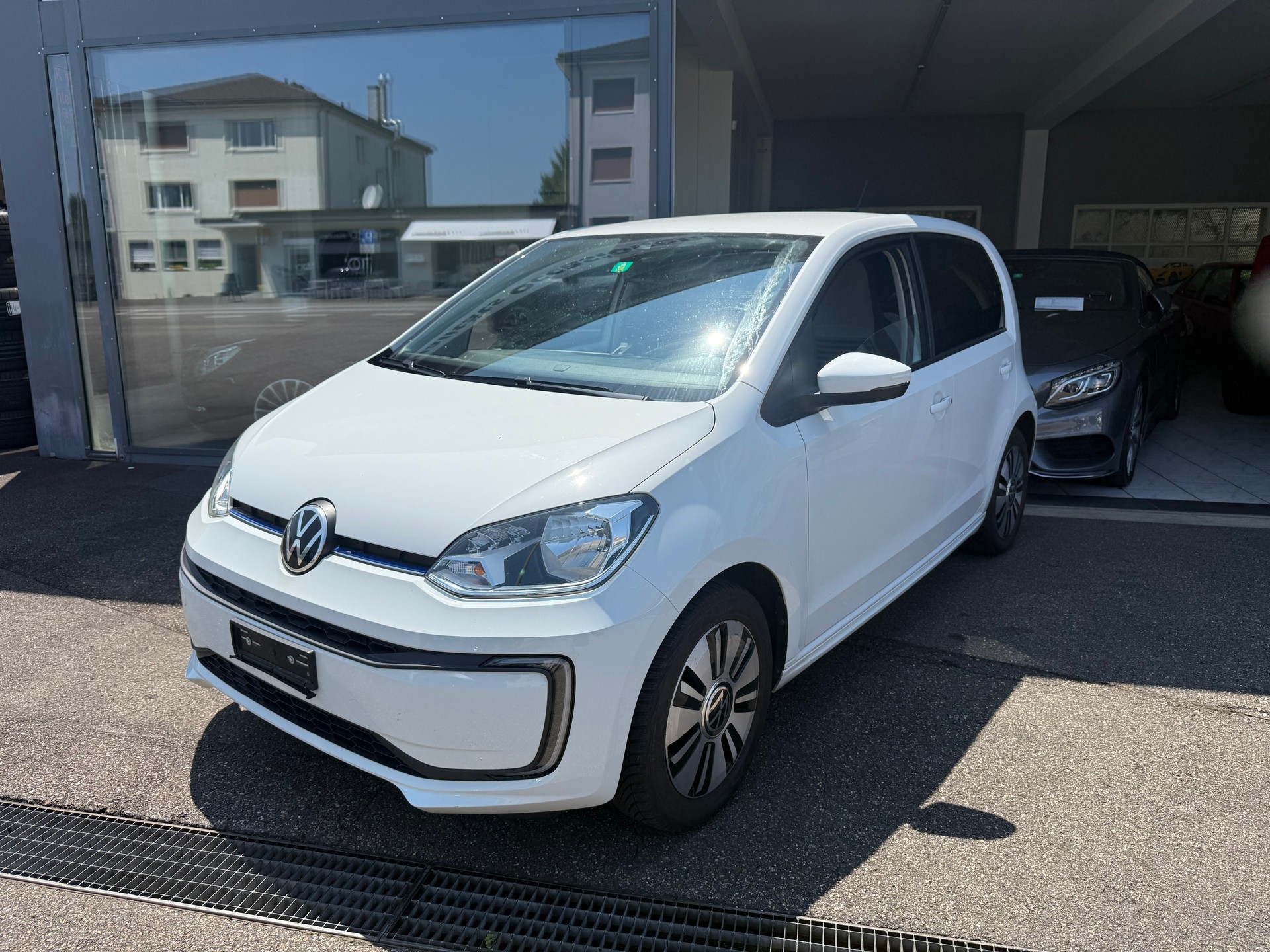 VW e-Up-showroom-element-1