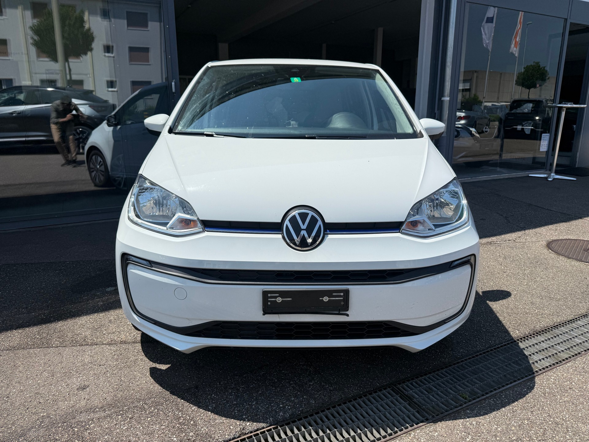 VW e-Up-showroom-element-2